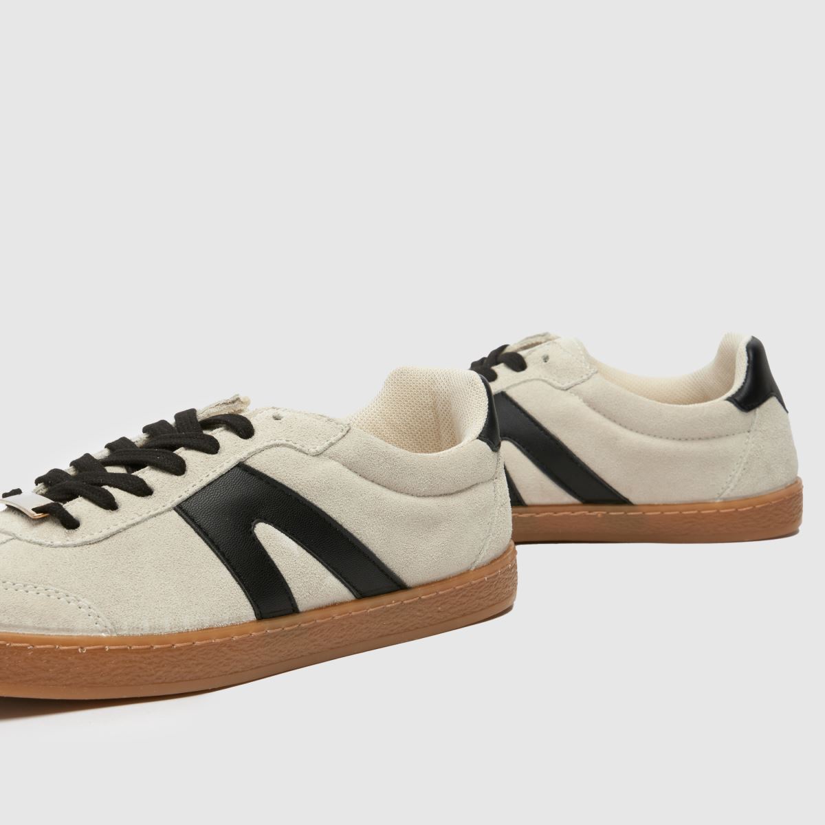 Schuh Marnie velúr gumitalpú edzőcipő törtfehér színben