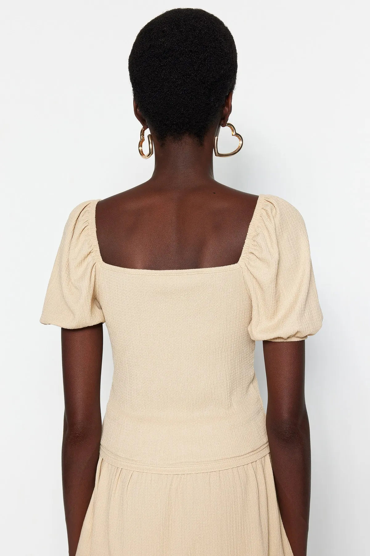 Trendyol Collection  Beige, kurz geschnittene, eng anliegende Strickbluse mit Ballonärmeln und eckigem Ausschnitt TWOSS22BZ00126