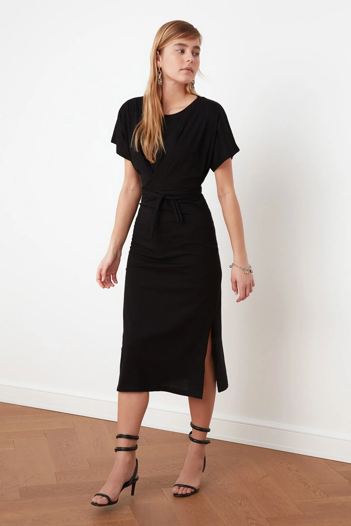 Trendyol Collection  Schwarzes, tailliertes Midi-Bleistiftkleid aus 100 % Baumwolle mit Schlitz und Bindedetail TWOSS21EL0404