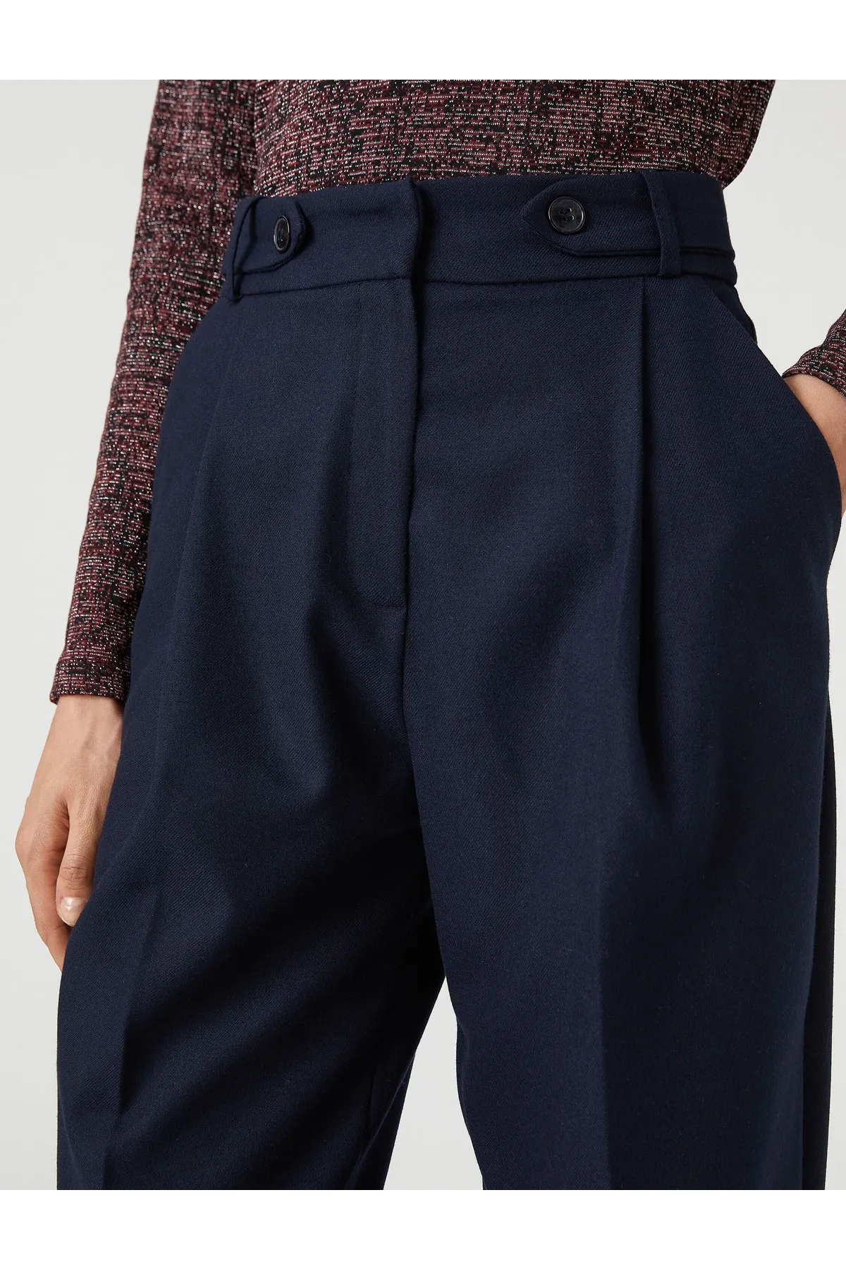 Koton  Melis Ağazat X – Gürteldetaillierte, plissierte Karottenhose