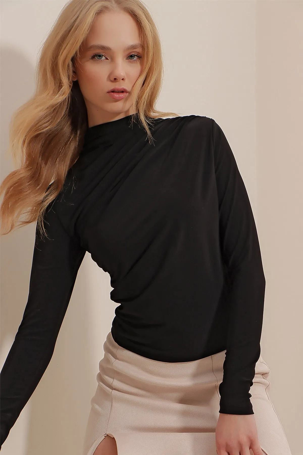 Trend Alaçatı Stili  Schwarze Damen-Bluse mit hohem Kragen, drapierter Schulter und Sandy-Crop-Bluse ALC-X9554
