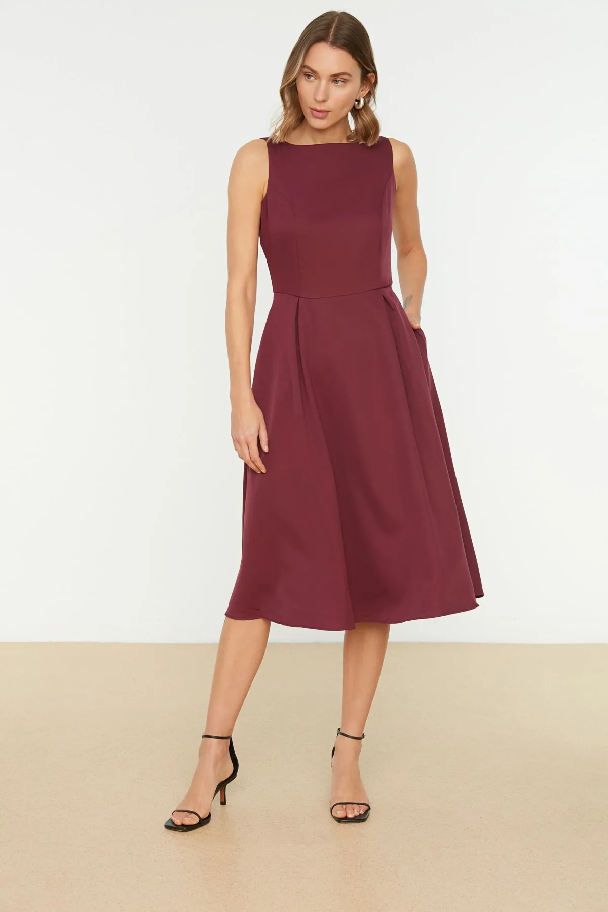 Trendyol Collection  Midi-Plissee-Webkleid in Pflaumenblau mit Taille TWOSS20EL0980
