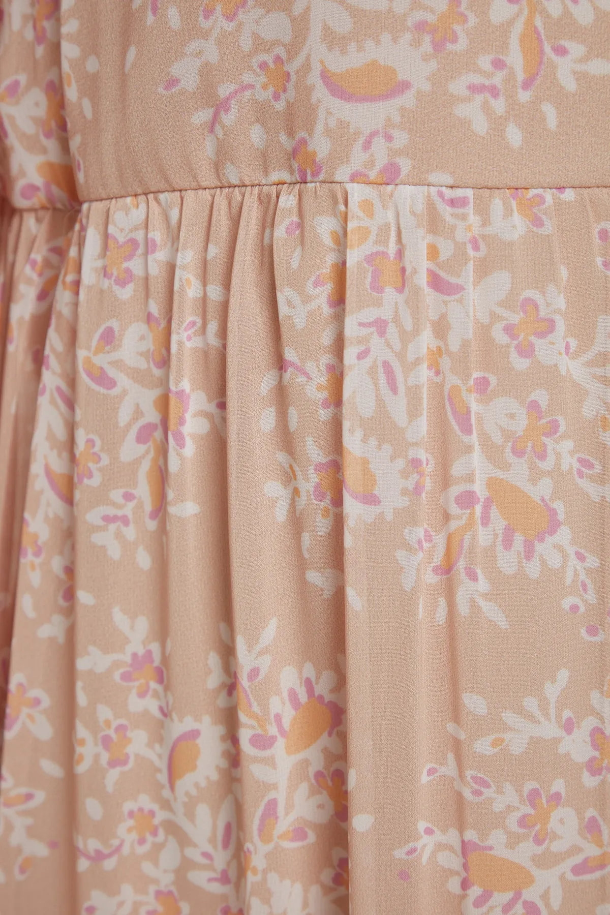 Trendyol Modest  Hellrosa Kleid aus gewebtem Chiffon mit Blumenmuster, Rüschen an der Schulter und Futter TCTSS23EB00143