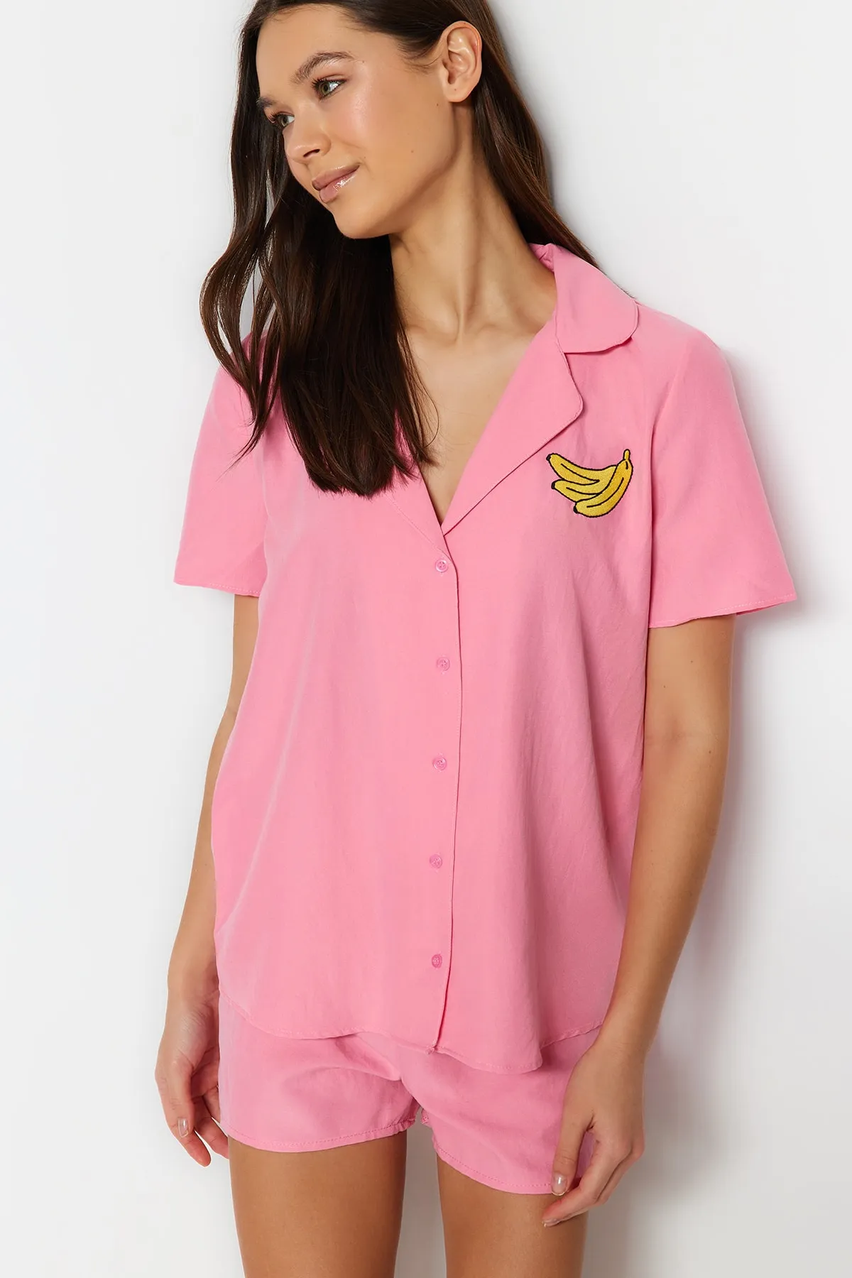 Trendyol Collection  Pink Banana Pyjama-Set aus Viskose-Shirt und Shorts mit Stickerei THMSS23PT00079