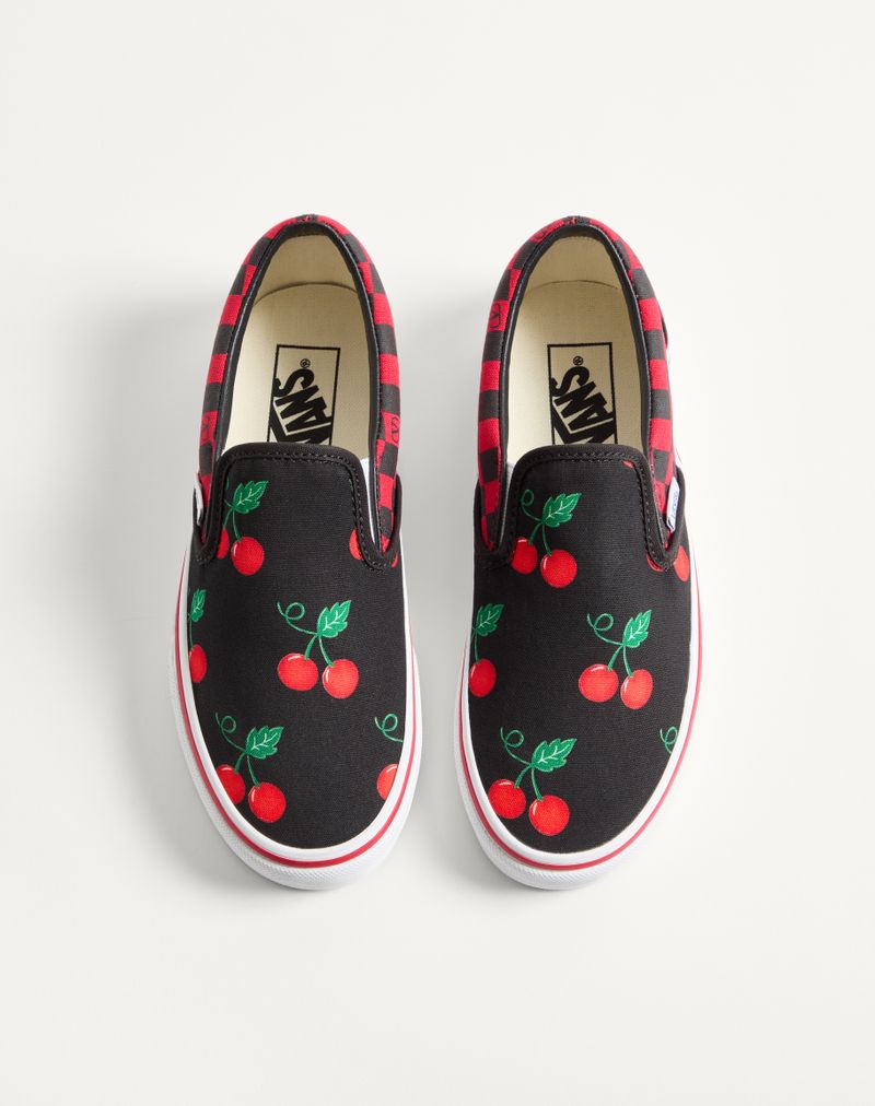 Tênis Slip-On Valentino Garavani e Vans em tecido com estampa Maxi Cherryfic e estampa xadrez VLogo.