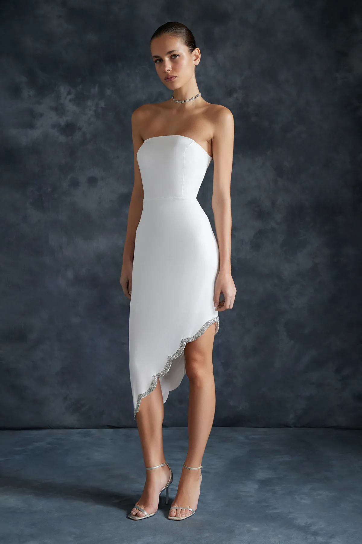 Trendyol Collection  Weißes, glänzendes, juwelenbesetztes Hochzeits-/Nikah-Elegantes Abendkleid TPRSS24EL00012