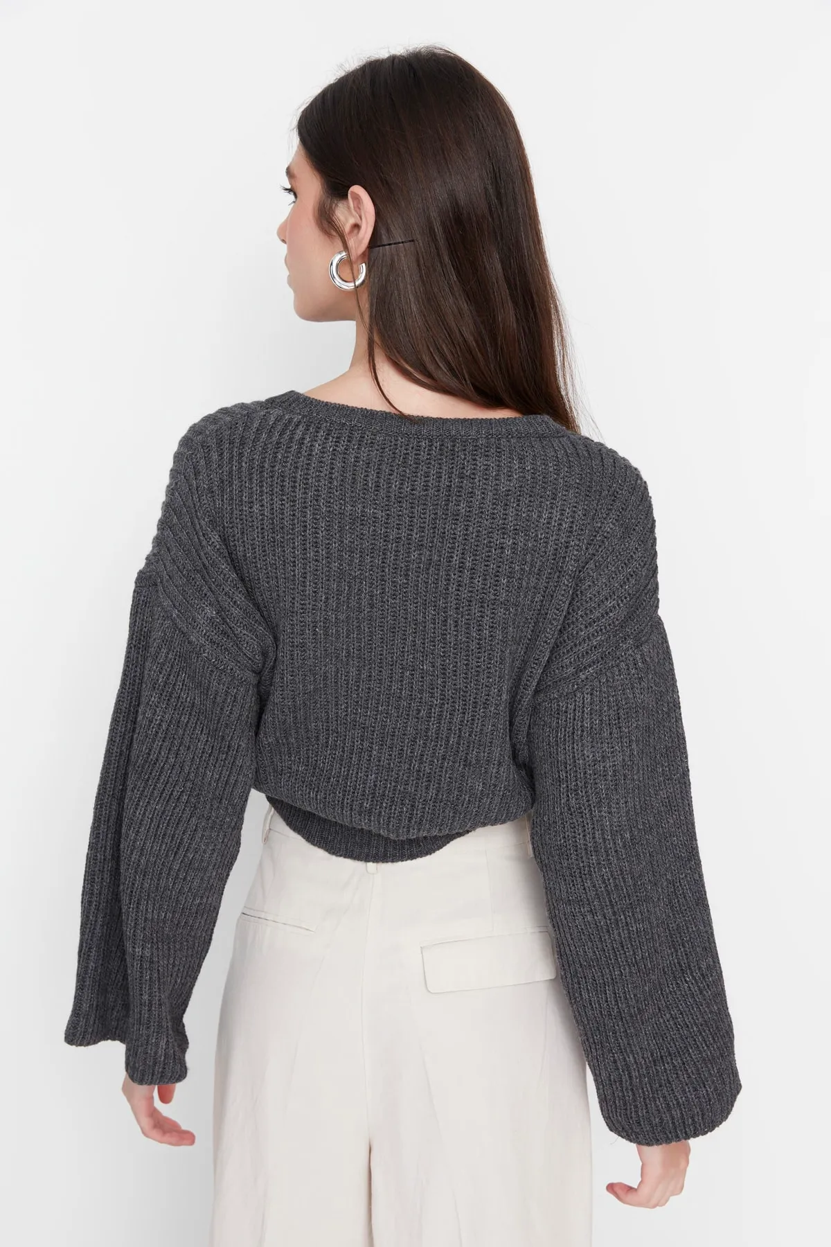 Trendyol Collection  Anthrazitfarbener, kurz geschnittener Strickpullover mit spanischen Ärmeln TWOAW20KZ0743