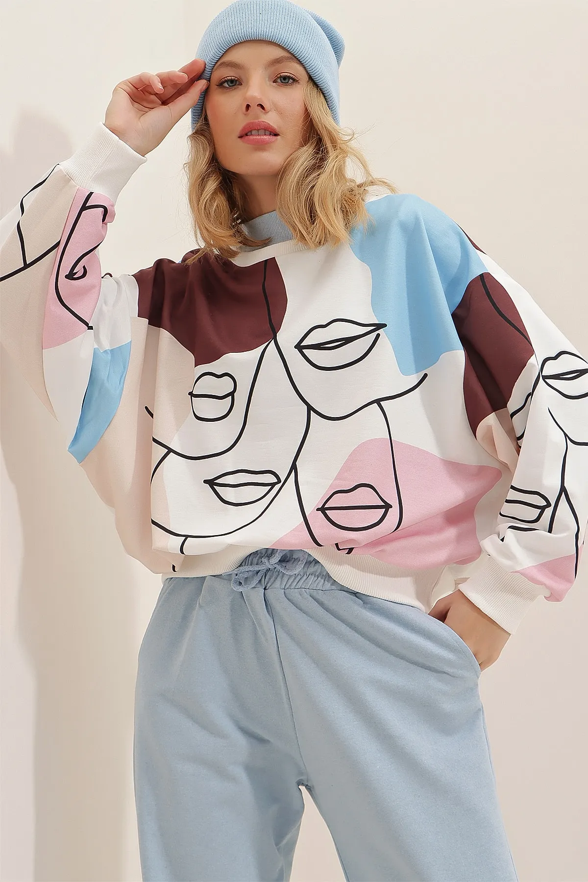 Trend Alaçatı Stili  Damen-Sweatshirt mit Rundhalsausschnitt und digitalem Druck, Kaffee MDA-1076