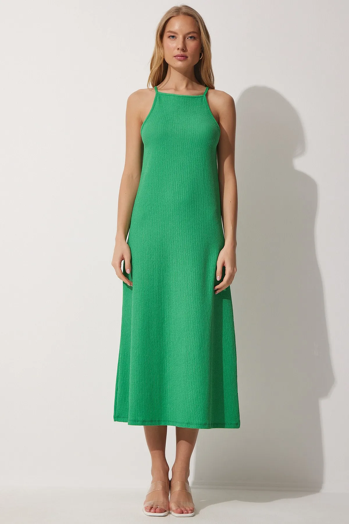 Happiness İstanbul  Grünes Sommer-Langstrickkleid mit Trägern für Damen DZ00078