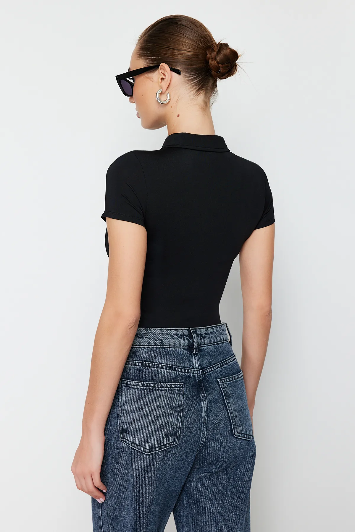 Trendyol Collection  Schwarzer taillierter/körperbetonter flexibler Strickbody mit Reißverschlusskragen und Druckknöpfen TWOSS24BD00025
