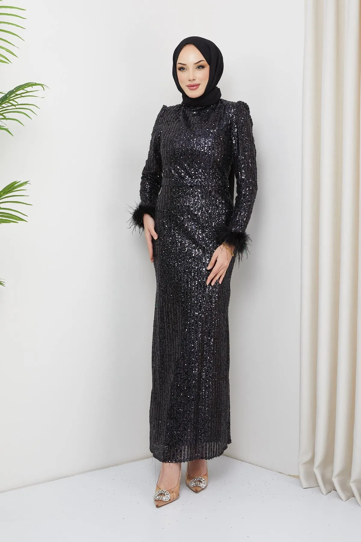 Olcay  Abendkleid aus Tüll mit Pailletten und Federndetails und Ärmeln SCHWARZ 1207