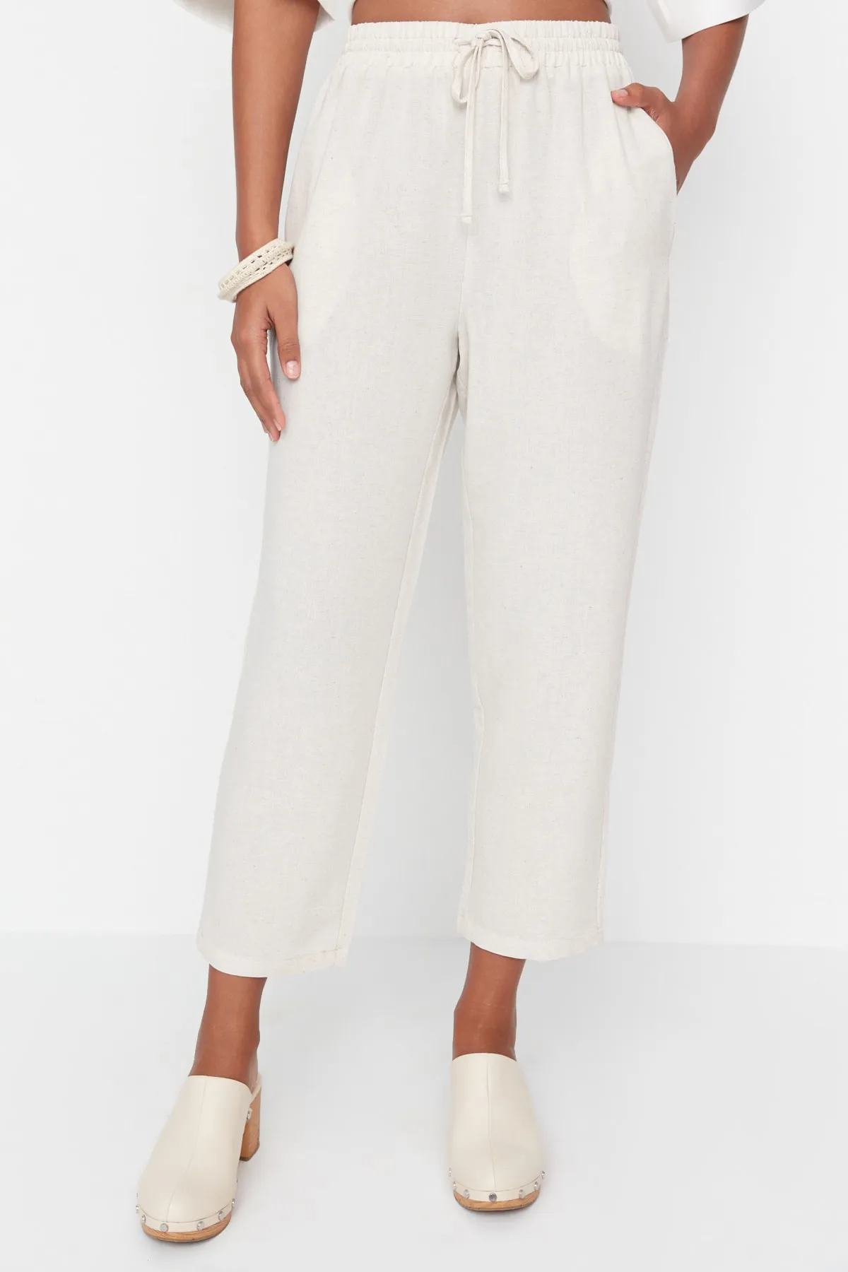 Trendyol Collection  Beigefarbene Webhose mit Bindedetail TWOSS22PL00077