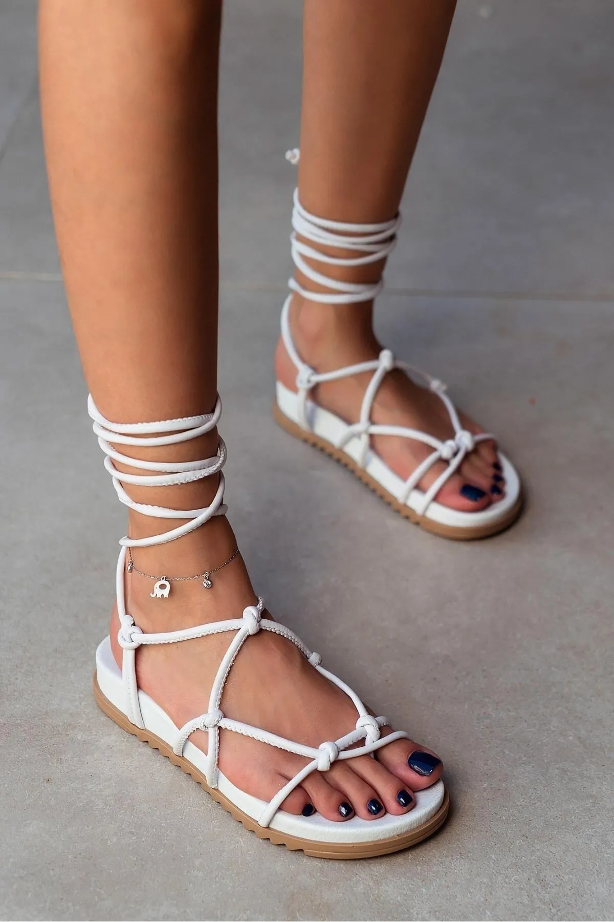NİŞANTAŞI SHOES  Perry Weiße, matte Damensandalen mit Knöchelriemen und flacher Sohle