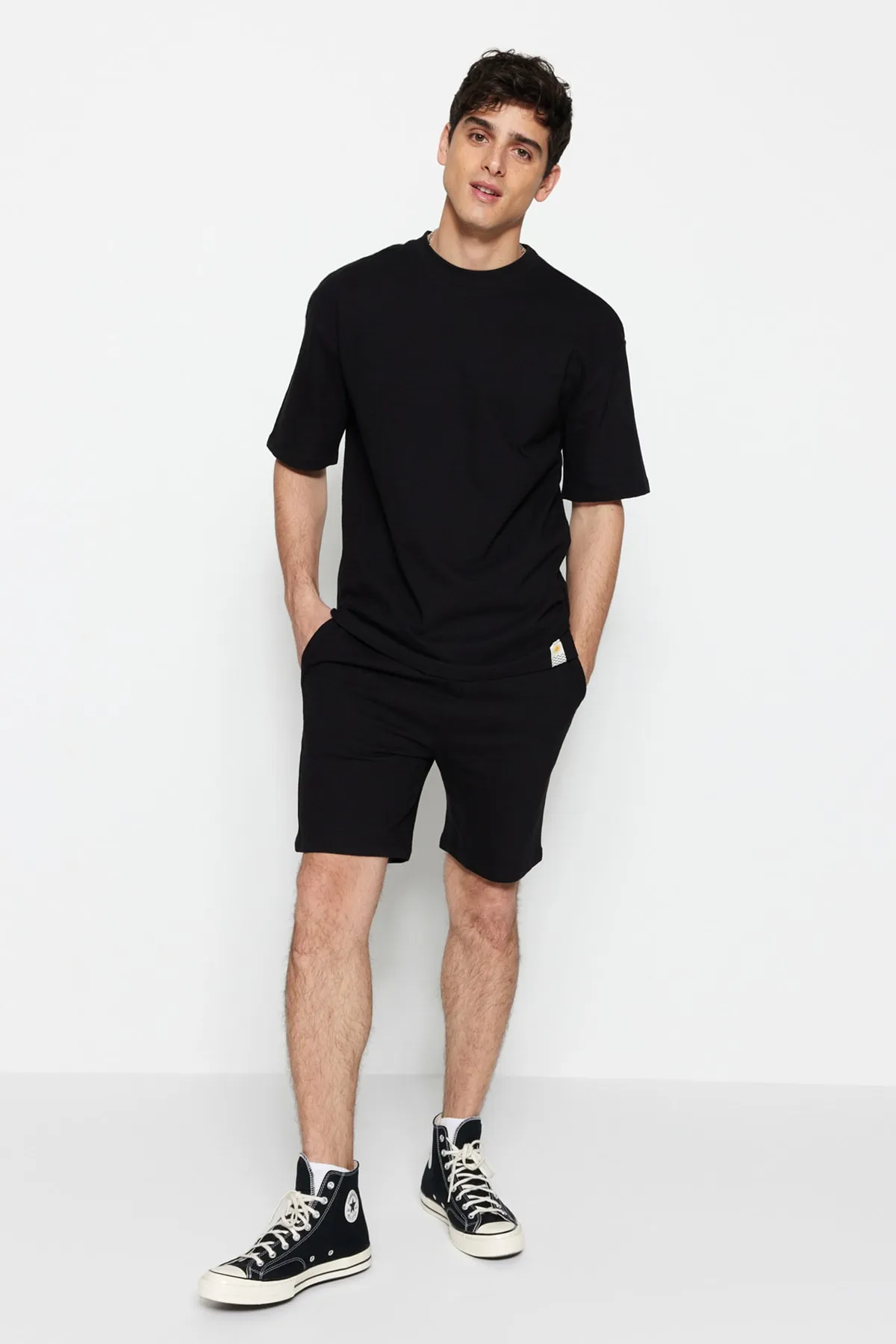 Trendyol Collection  Schwarze reguläre Shorts aus 100 % Baumwolle mit Struktur in limitierter Auflage TMNSS23SR00035