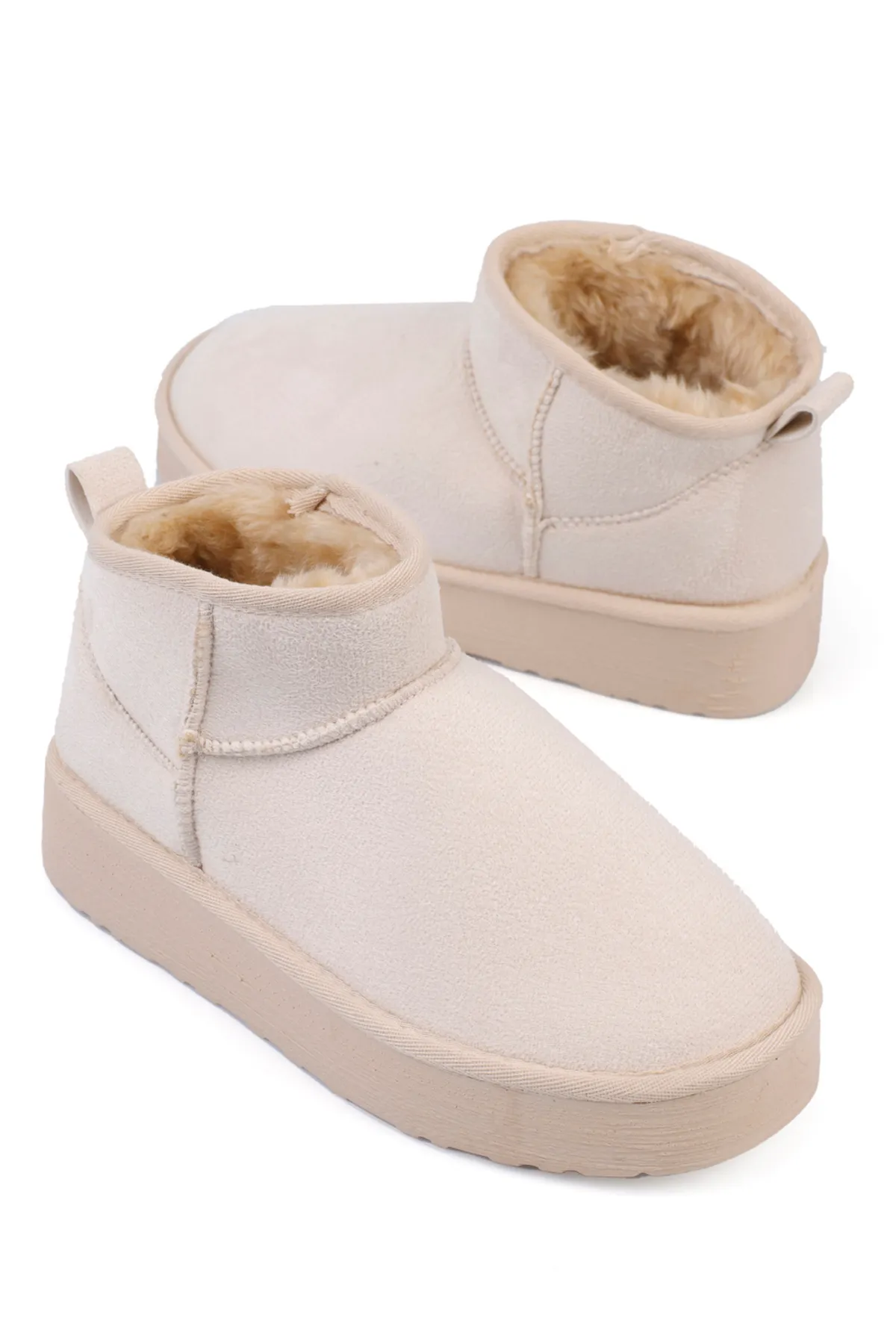 Capone Outfitters  Kurze Damenstiefel mit dicker Sohle und runder Spitze