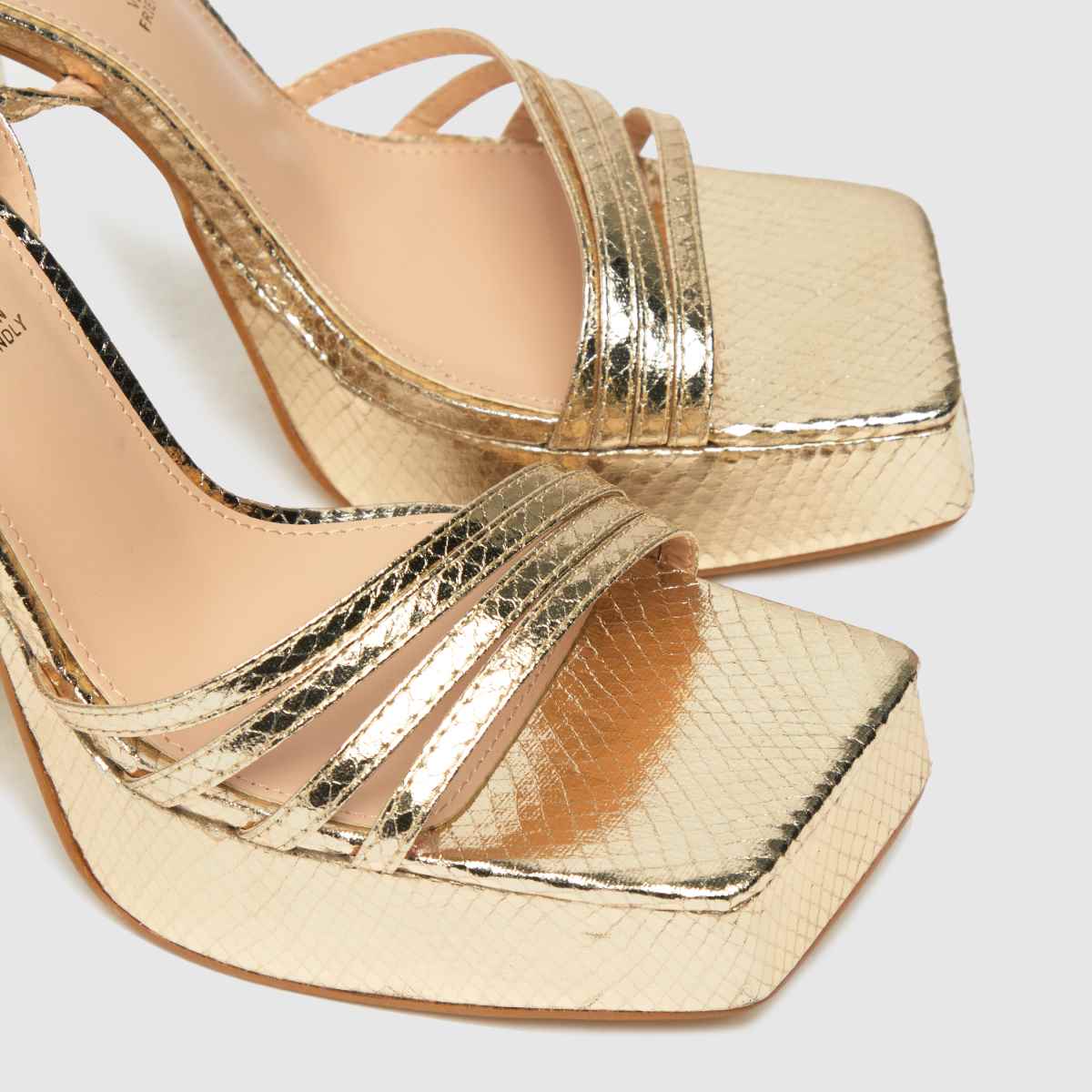 Schuh Skylar kígyó alakú orrú magassarkú cipő arany színben