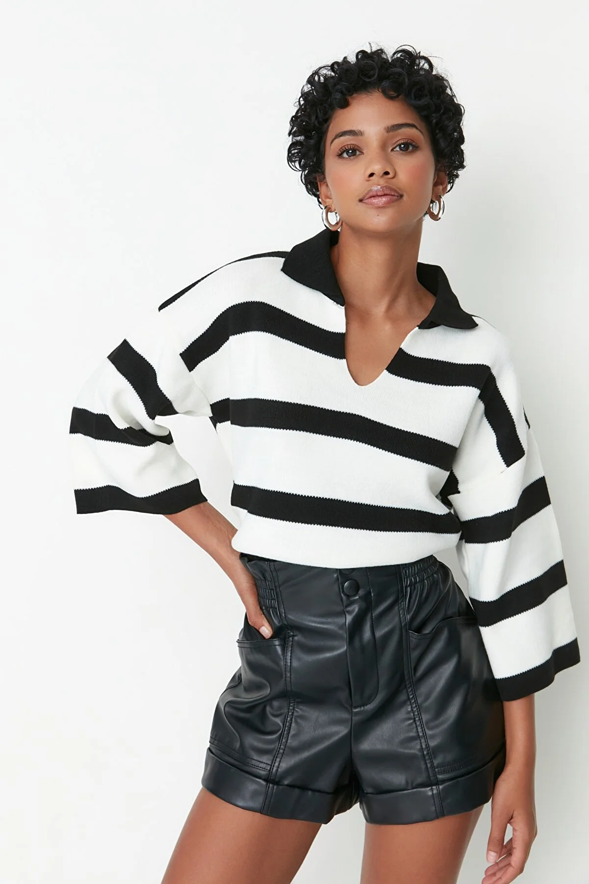 Trendyol Collection  Schwarzer Basic-Strickpullover mit Streifen TWOAW23BZ00001