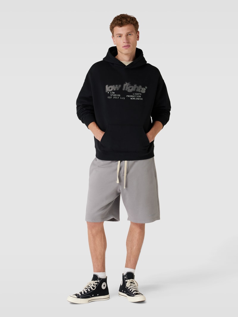 Hoodie mit Ziersteinbesatz in schwarz