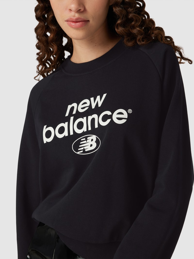 Sweatshirt mit Label-Print Modell 'Essentials Graphic' in schwarz