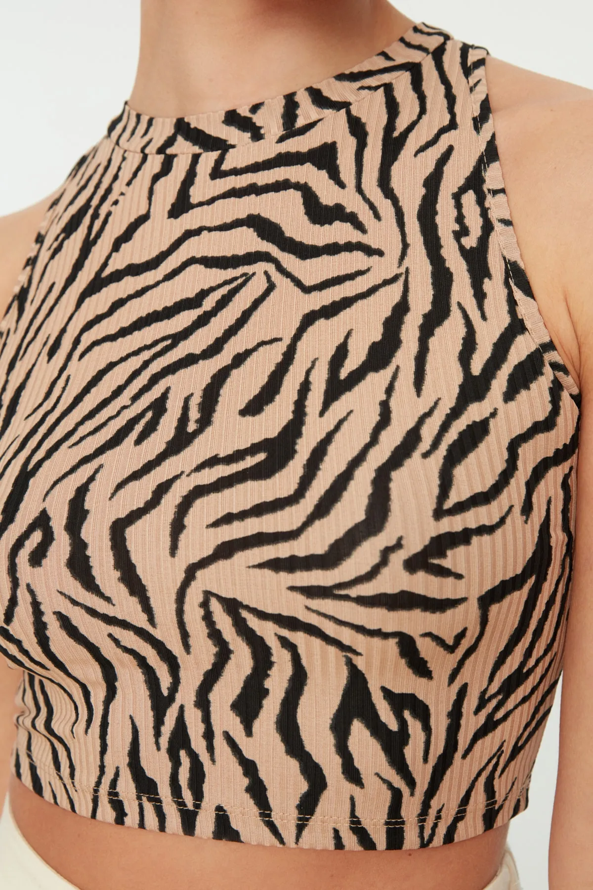Trendyol Collection  Kamelfarbenes Animal-Print, eng anliegende, kurze, dehnbare Strickbluse mit Neckholder TWOSS22BZ0879