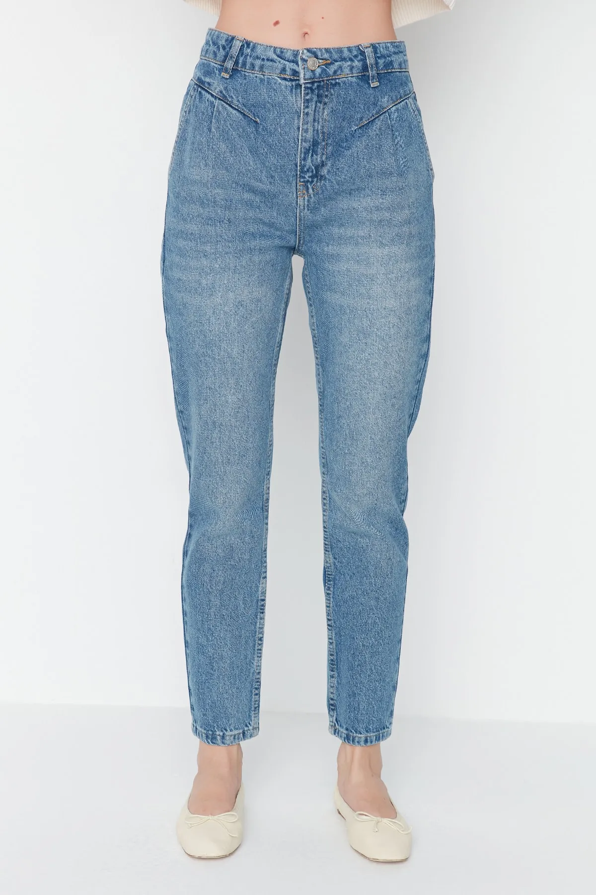 Trendyol Collection  Blaue hoch taillierte Mom-Jeans mit Bundfalten TWOAW23JE00485