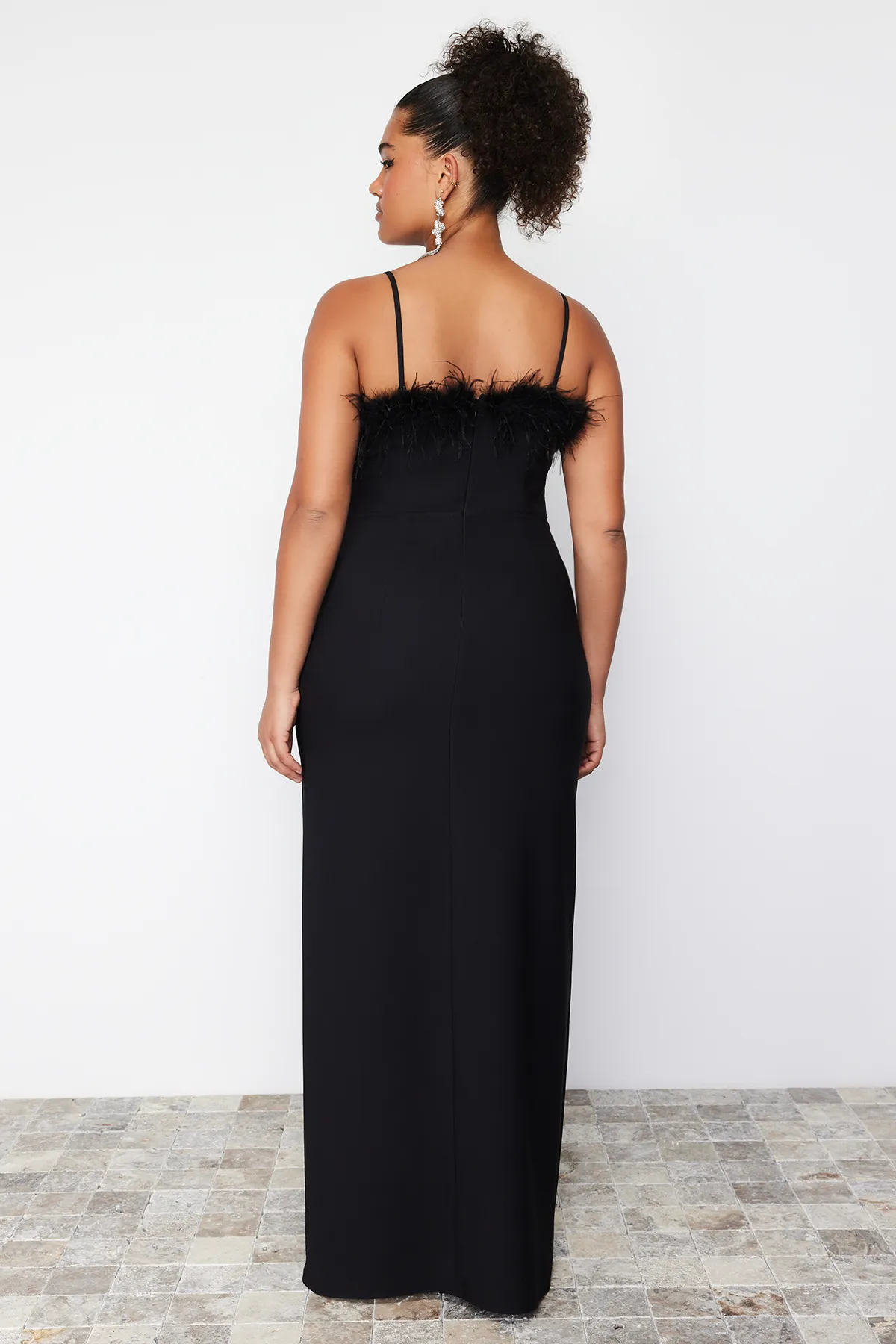 Trendyol Curve  Schwarzes Finike-Webkleid in Übergröße