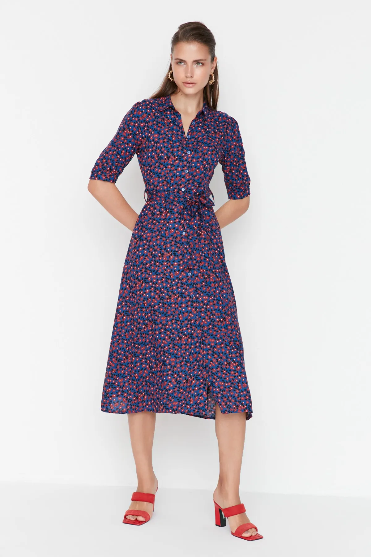 Trendyol Collection  Indigofarbenes, gewebtes Midi-Hemdkleid aus Viskose mit Blumenmuster und Gürtel TWOSS20EL1559