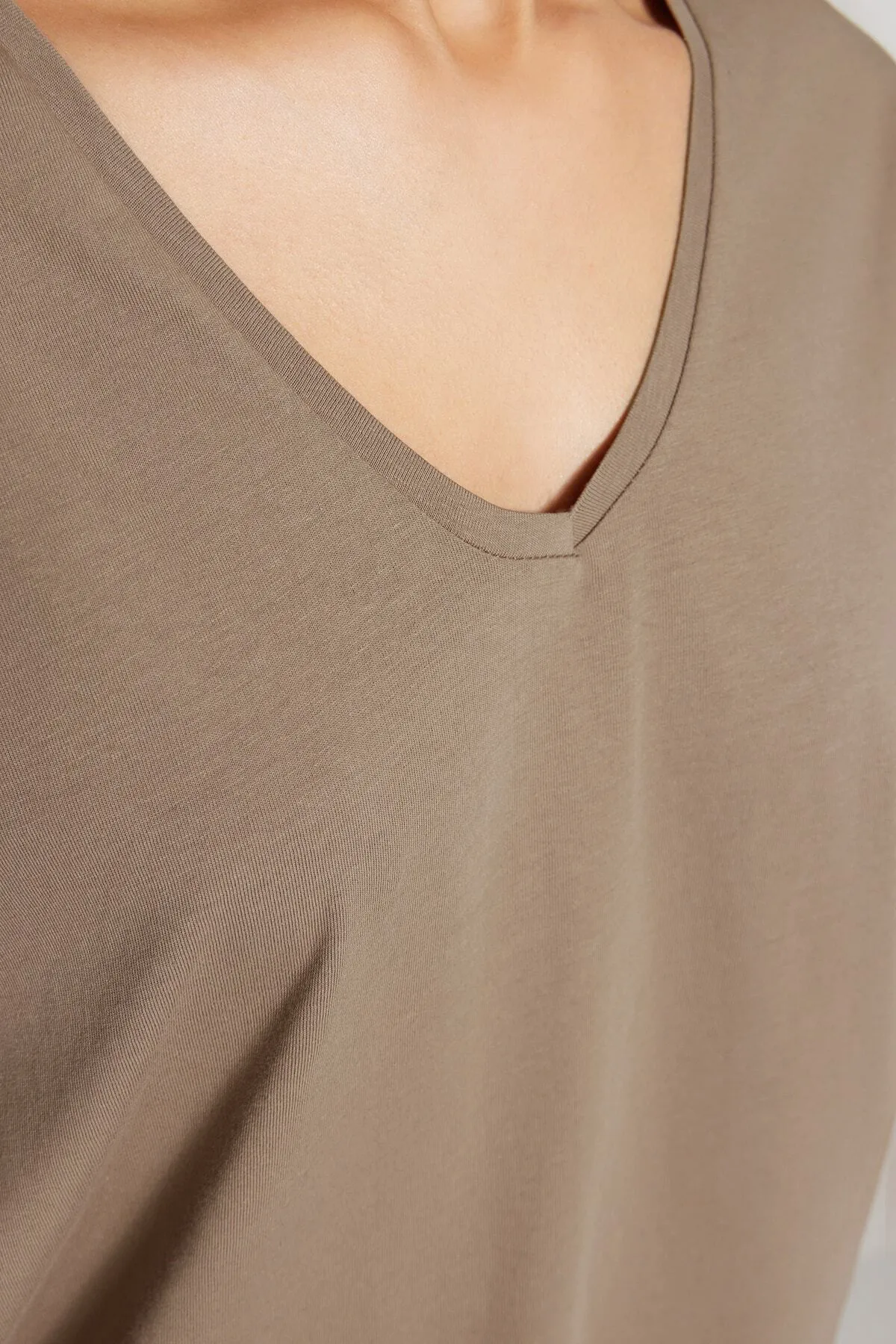 Trendyol Collection  Nerzfarbenes, 100 % Baumwolle, Oversize/weite Passform, V-Ausschnitt, Strick-T-Shirt TWOSS23TS00003