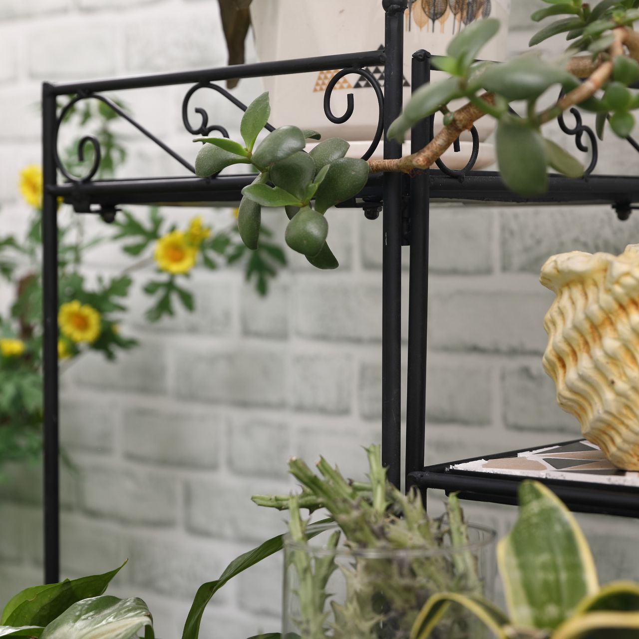 Outsunny Blumenständer 4-Stufe-Blumentreppe faltbar dekorative für Innen und Außen Garten Balkon Metall Keramikfliesen Schwarz Beige 64 x 64 x 72 cm
