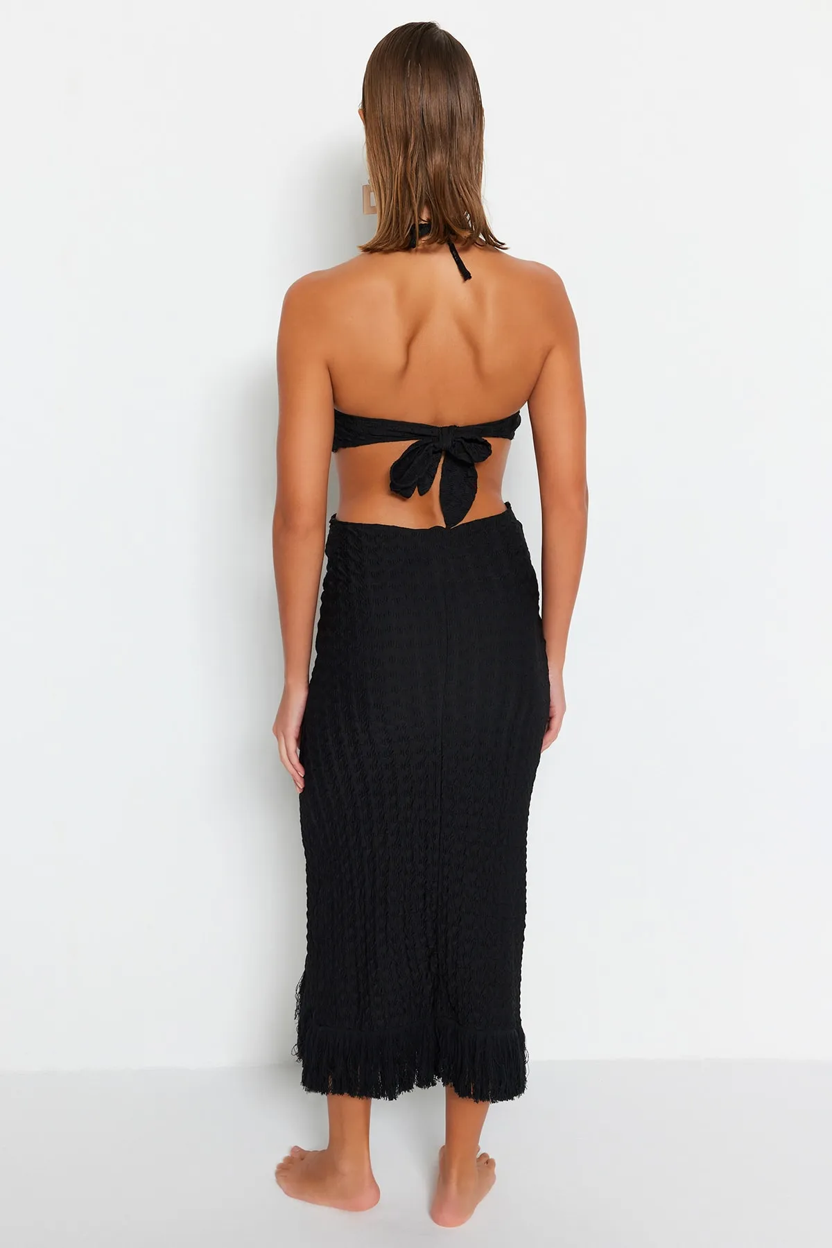 Trendyol Collection  Schwarzes, tailliertes, gestricktes Maxi-Strandkleid mit Ausschnitten/Fenstern TBESS23EL00154
