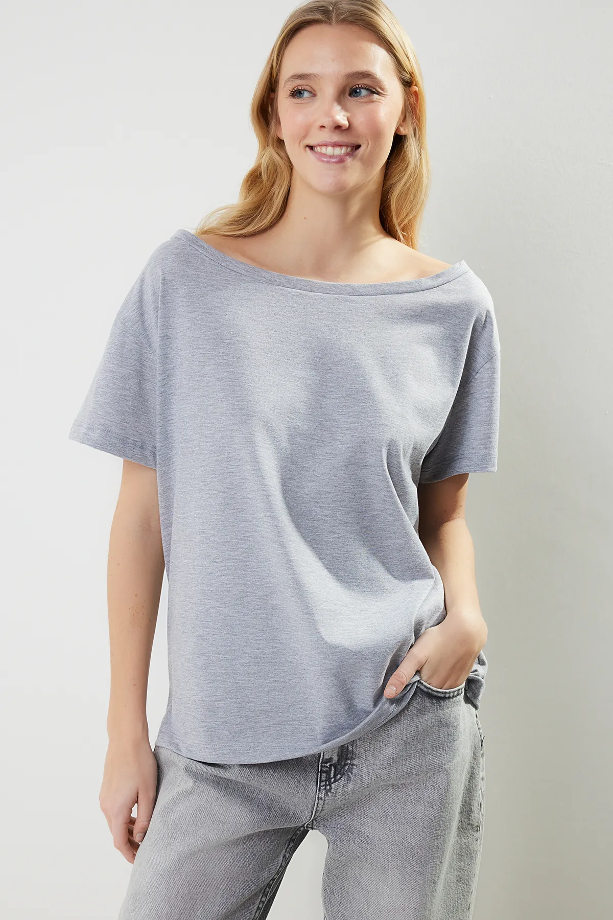 Trendyol Collection  Grau meliertes Boyfriend-Strick-T-Shirt aus Baumwolle mit weitem Schnitt und U-Boot-Ausschnitt TWOSS20TS0140