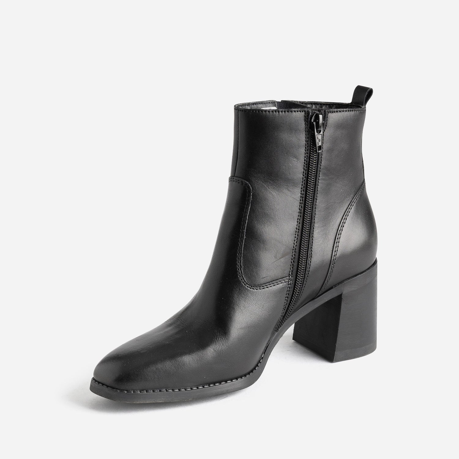 Boots noir éco-conçue en cuir détails surpiqûres