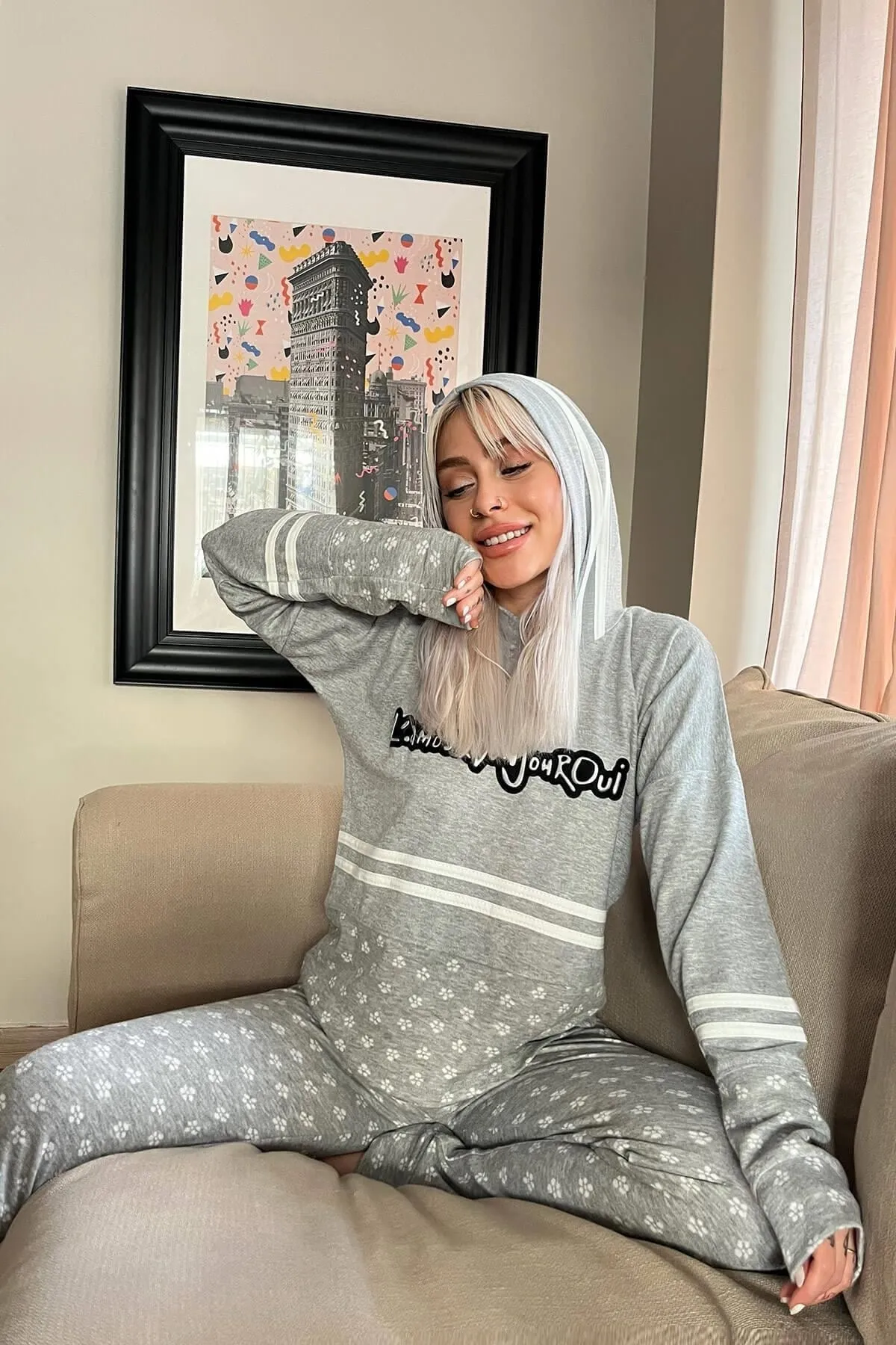 Pijamaevi  Graues, weiches Strick-Pyjama-Set mit Bonjour-Street-Muster