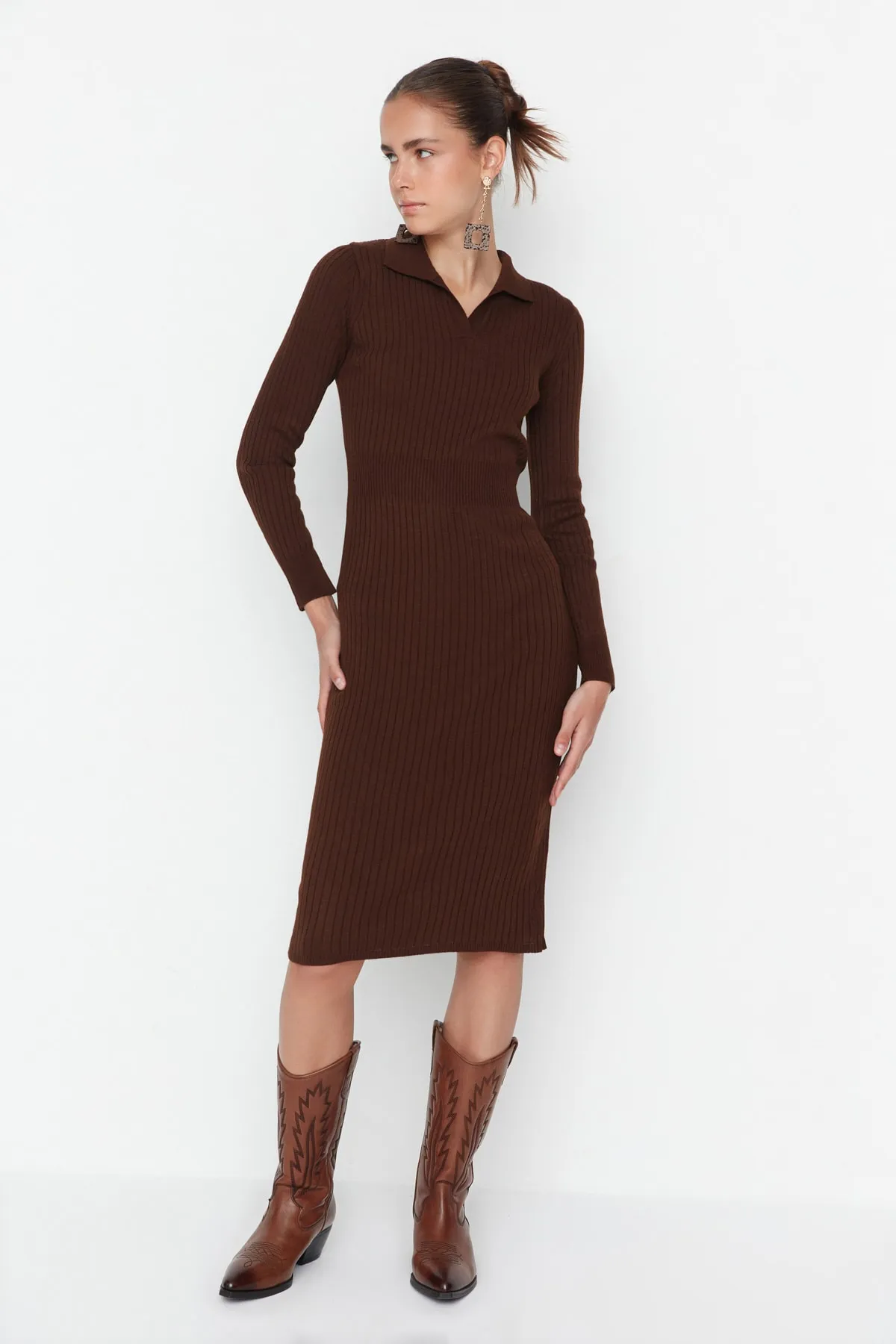 Trendyol Collection  Braun Braunes Midi-Strickkleid mit Rollkragen TWOAW22EL1376 Kleid TWOAW22EL1376
