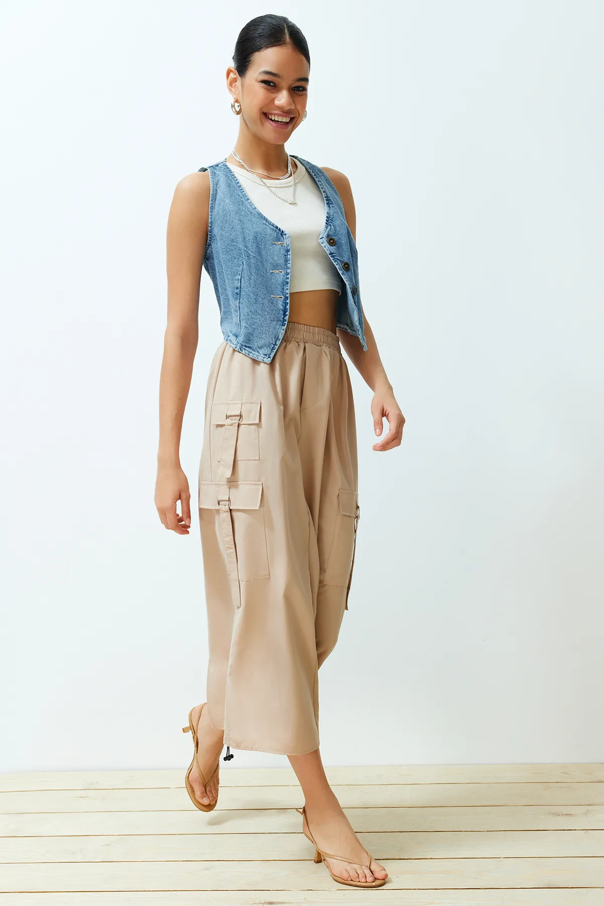 Trendyol Collection  Beigefarbener Midirock mit Taschendetail und Rockabschluss TWOSS24ET00149
