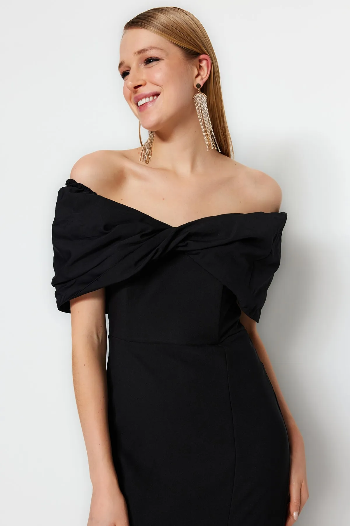 Trendyol Collection  Schwarzes, gefüttertes, gewebtes, langes Abendkleid TPRSS23AE00067
