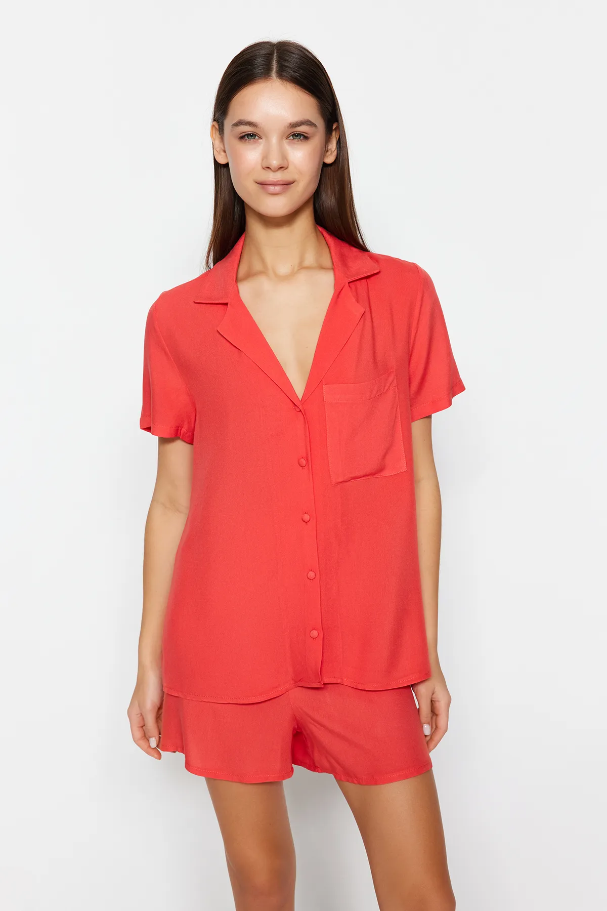 Trendyol Collection  Pyjama-Set aus gewebtem Hemd und Shorts aus Viskose mit Granatapfelblüten THMSS19PT0004