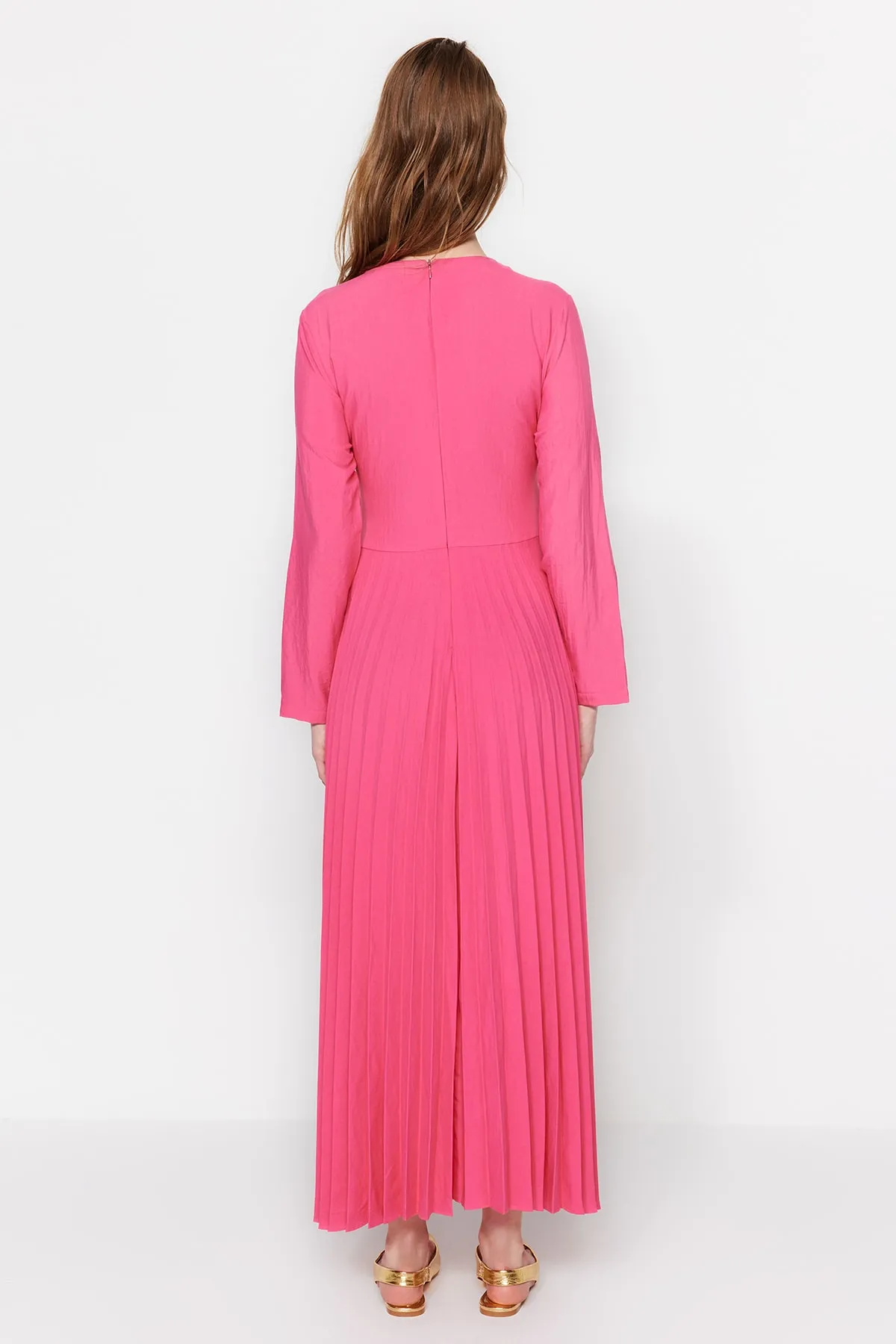 Trendyol Modest  Rosa Plisseekleid mit Taillengürtel TCTSS23DB00001