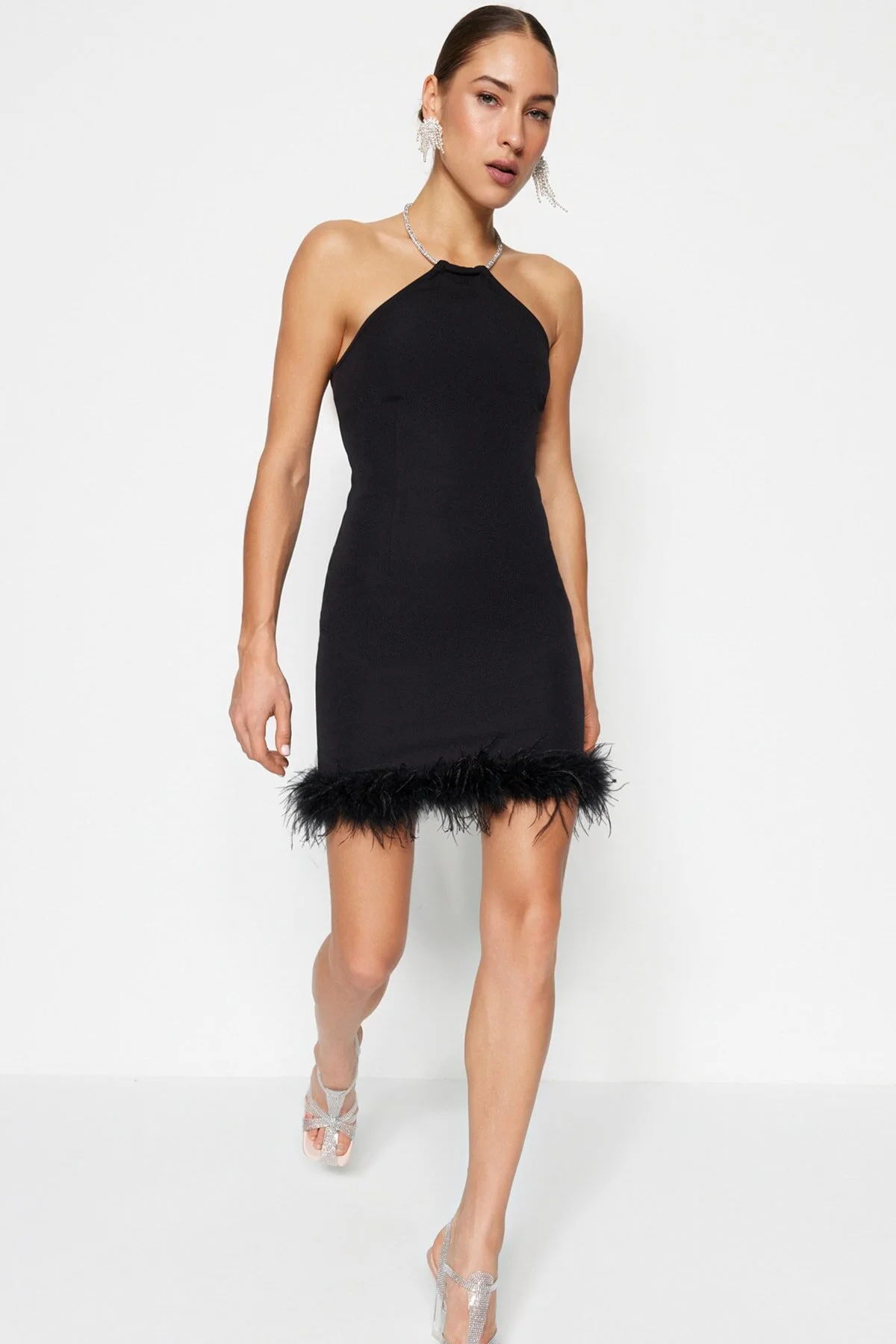 Trendyol Collection  Schwarzes, tailliertes, gewebtes, glänzendes, gesteinigtes, elegantes Abendkleid TPRSS23EL00255