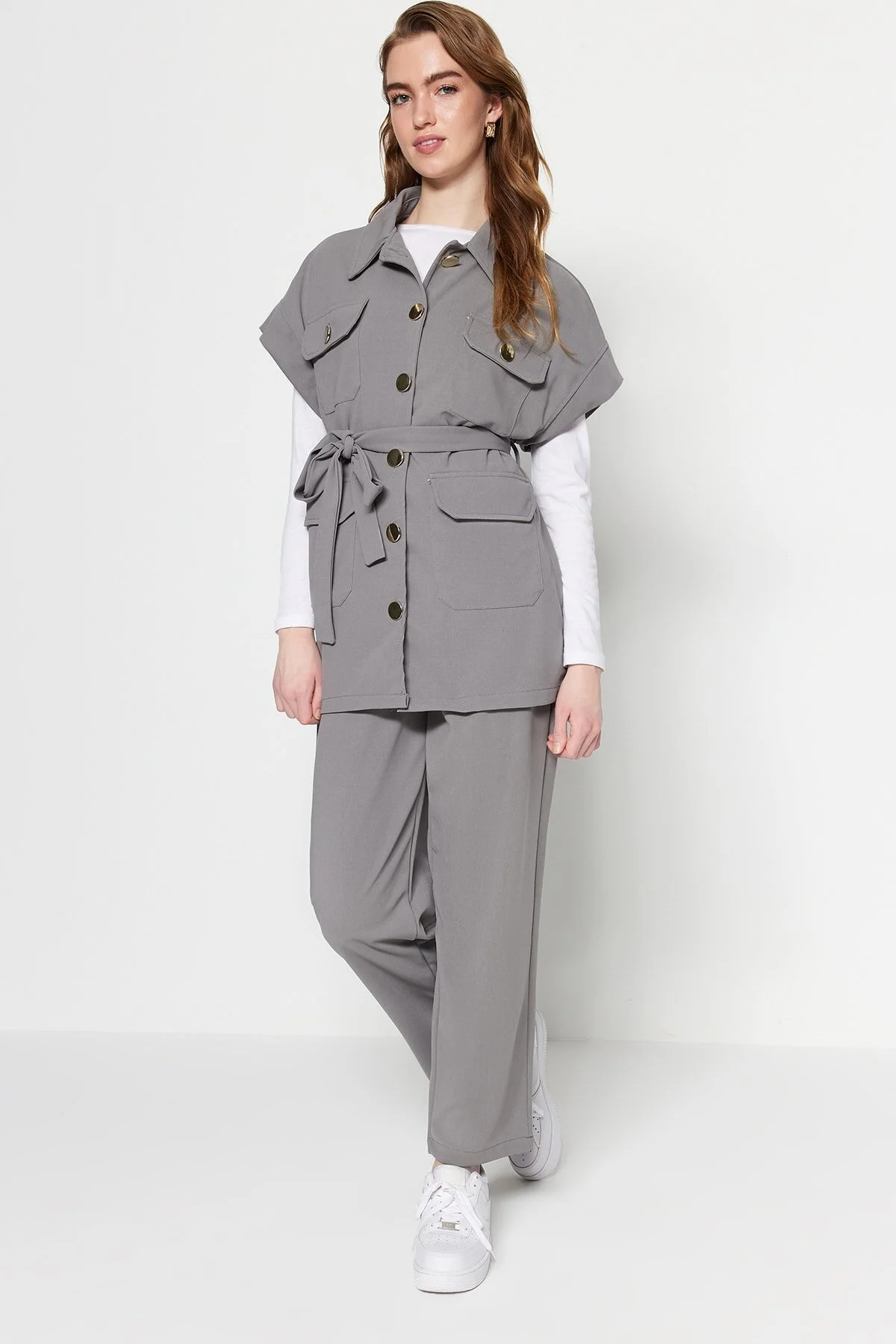 Trendyol Modest  Grau-goldener Strickanzug mit Weste und Hose mit Knöpfen TCTAW22US0062