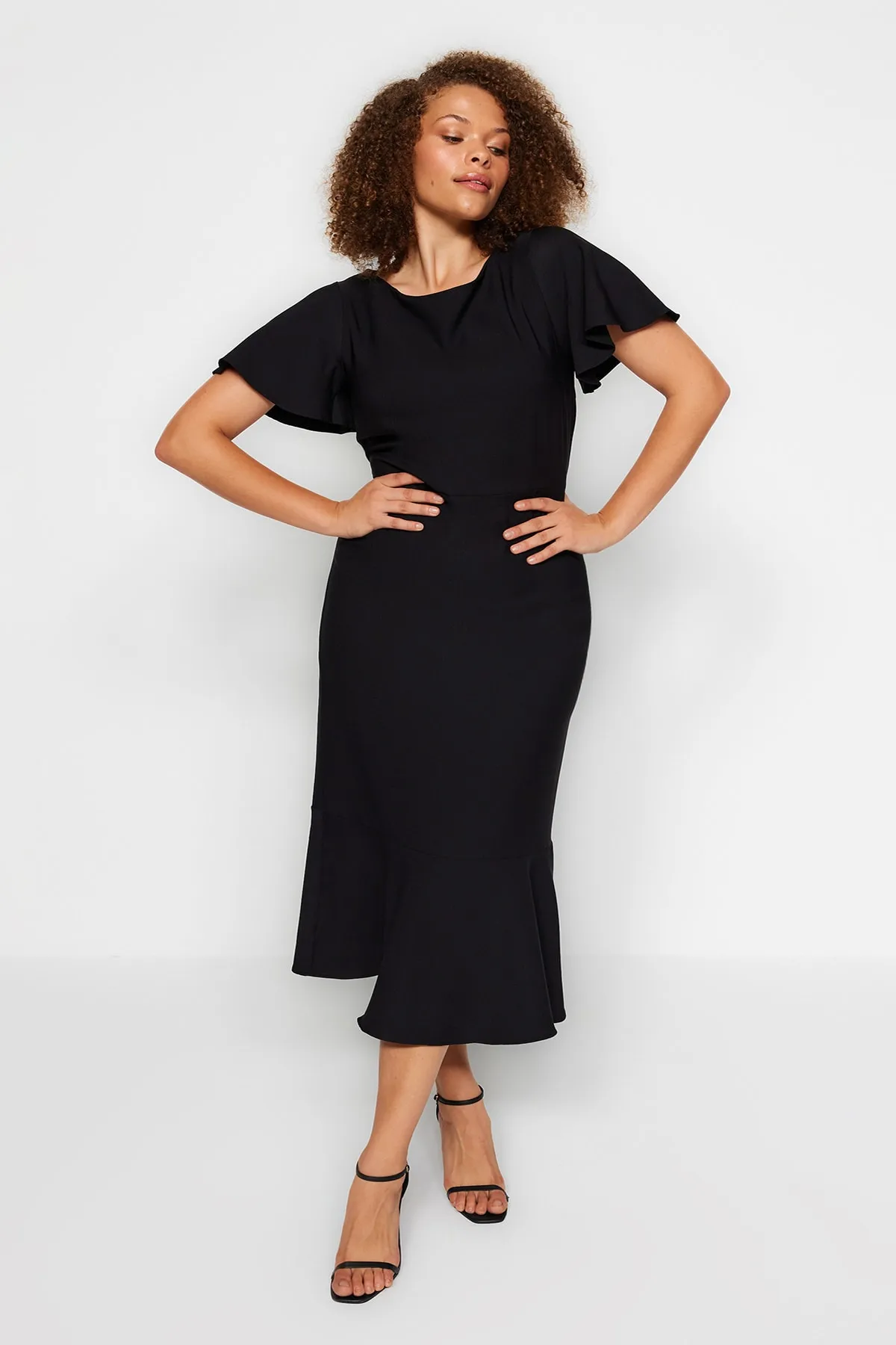 Trendyol Curve  Schwarzes Volantkleid mit gewebten Ärmeln TBBSS22EL1626