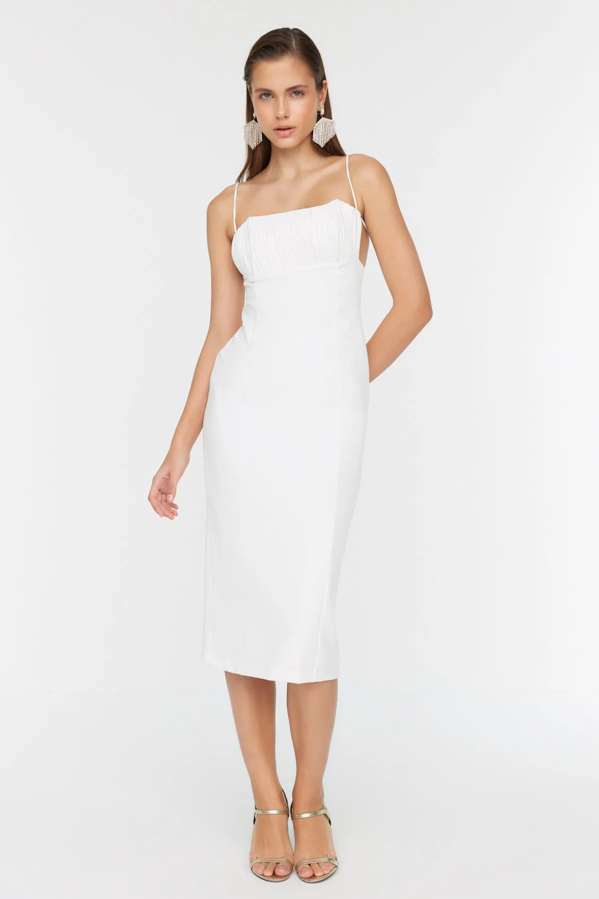 Trendyol Collection  Braut-Abendkleid mit Ecru-Kragen und detailliertem Ausschnitt TPRSS22EL3197