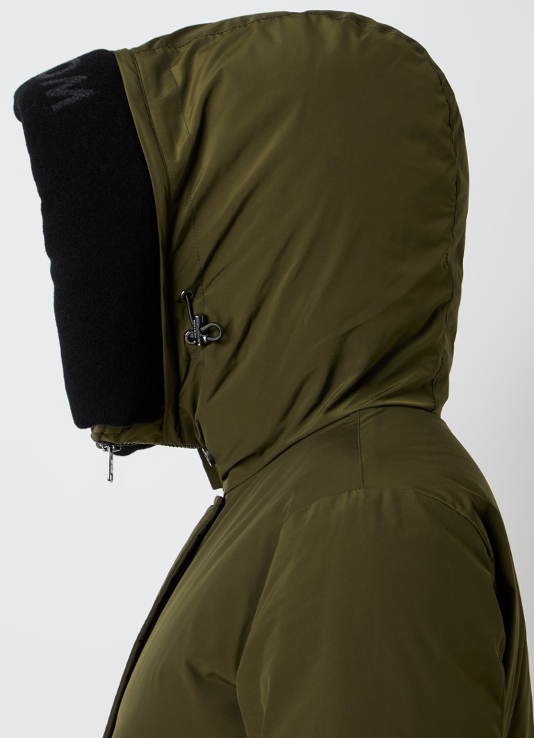 Prošívaná parka Woolrich s péřovou výplní a odnímatelnou kapucí