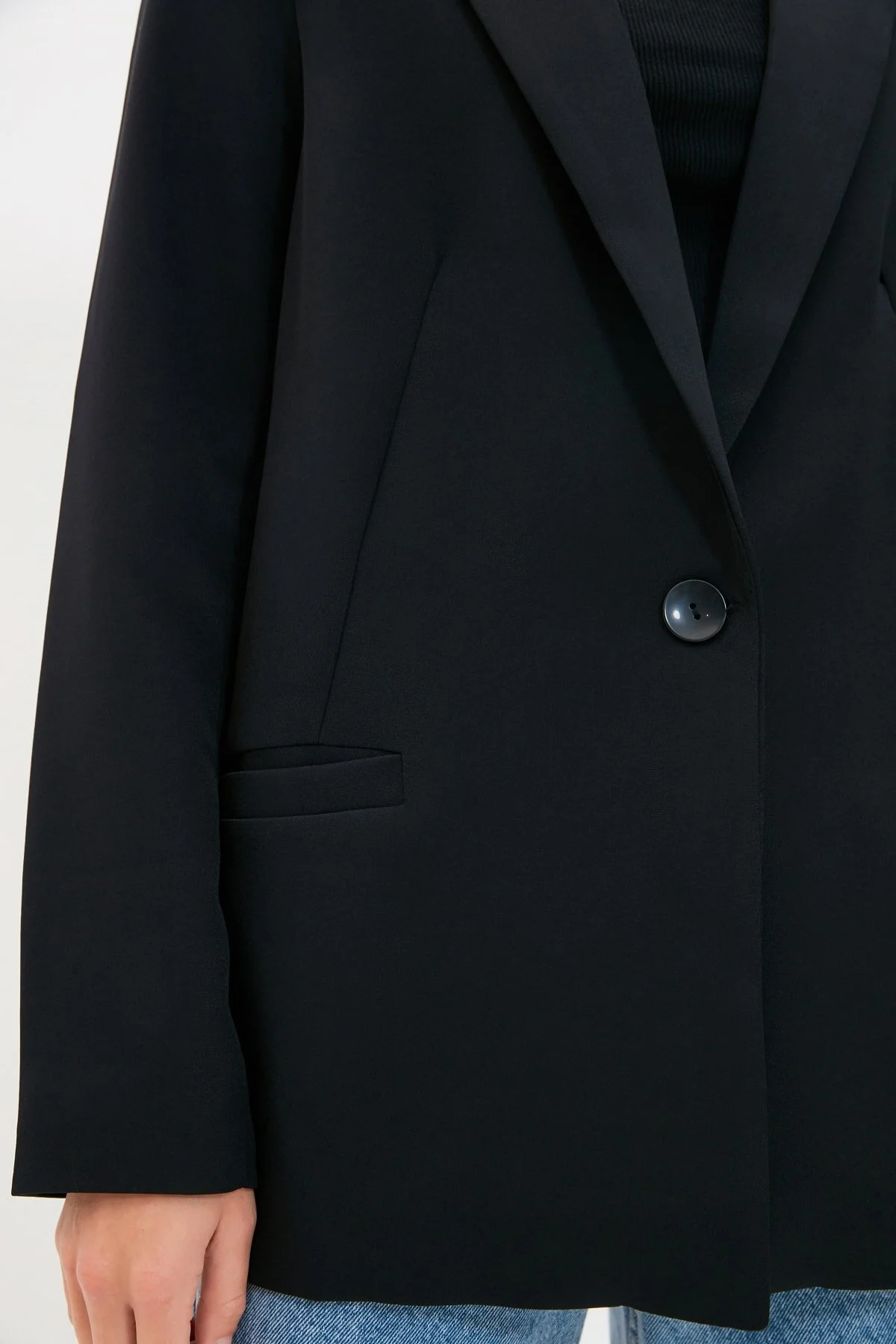 Trendyol Collection  Schwarze Blazerjacke mit normalem Futter und detailliertem Webmuster TWOAW20CE0316