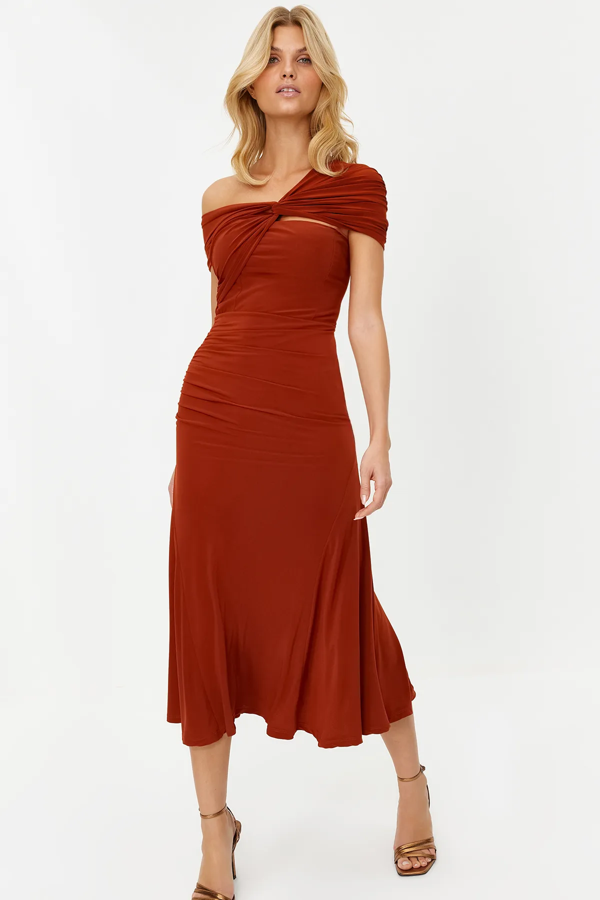 Trendyol Collection  Asymmetrisches Strick-Abendkleid mit Kachelkragen, stilvoll TPRSS24EL00046