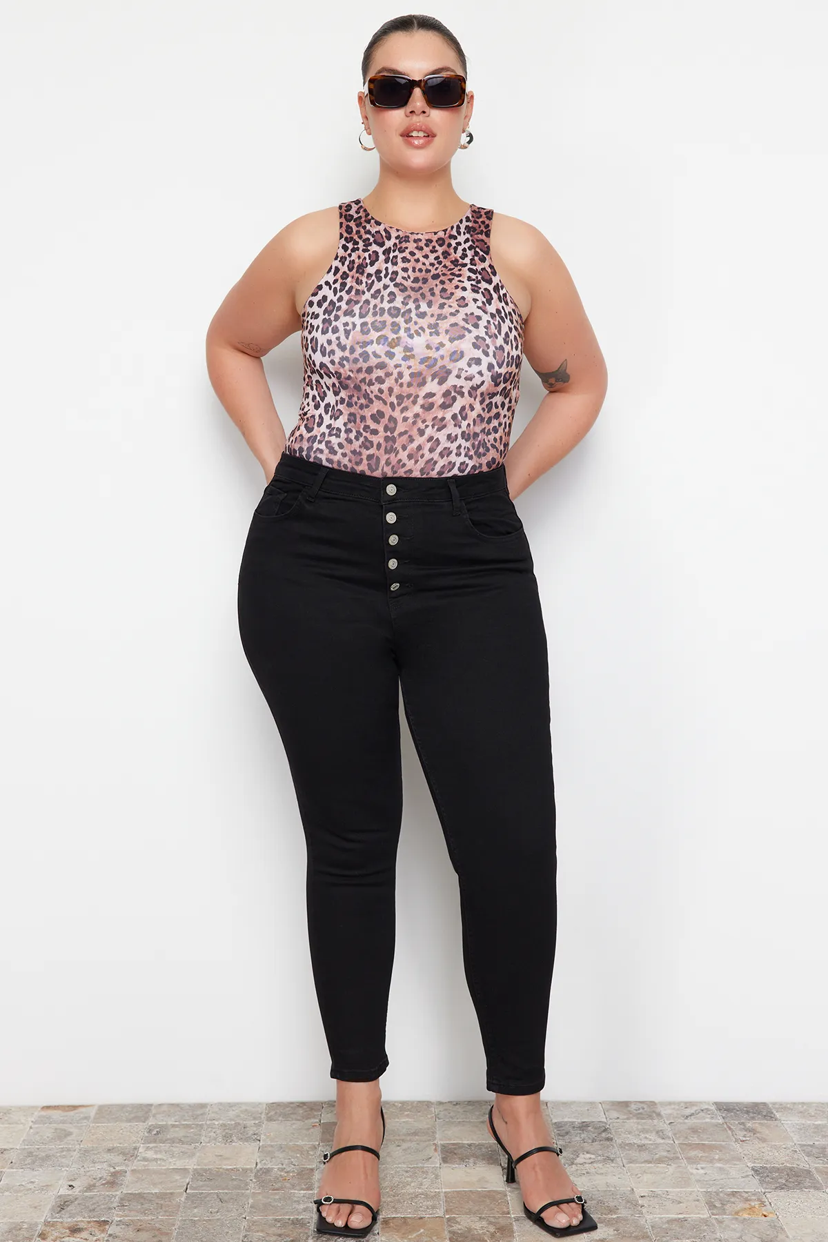 Trendyol Curve  Schwarze Skinny-Jeans mit hoher Taille und Knopfleiste vorne TBSSS22JE0373