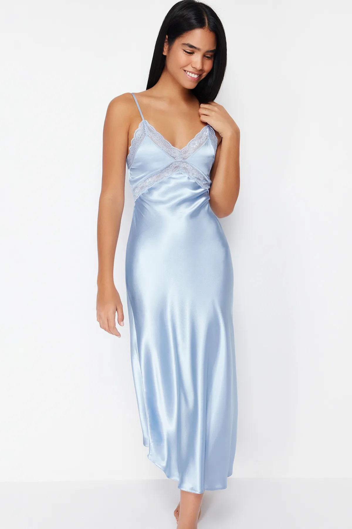 Trendyol Collection  Hellblaues Nachthemd aus gewebtem Satin mit Spitzendetails und Seilträgern THMSS24GC00003