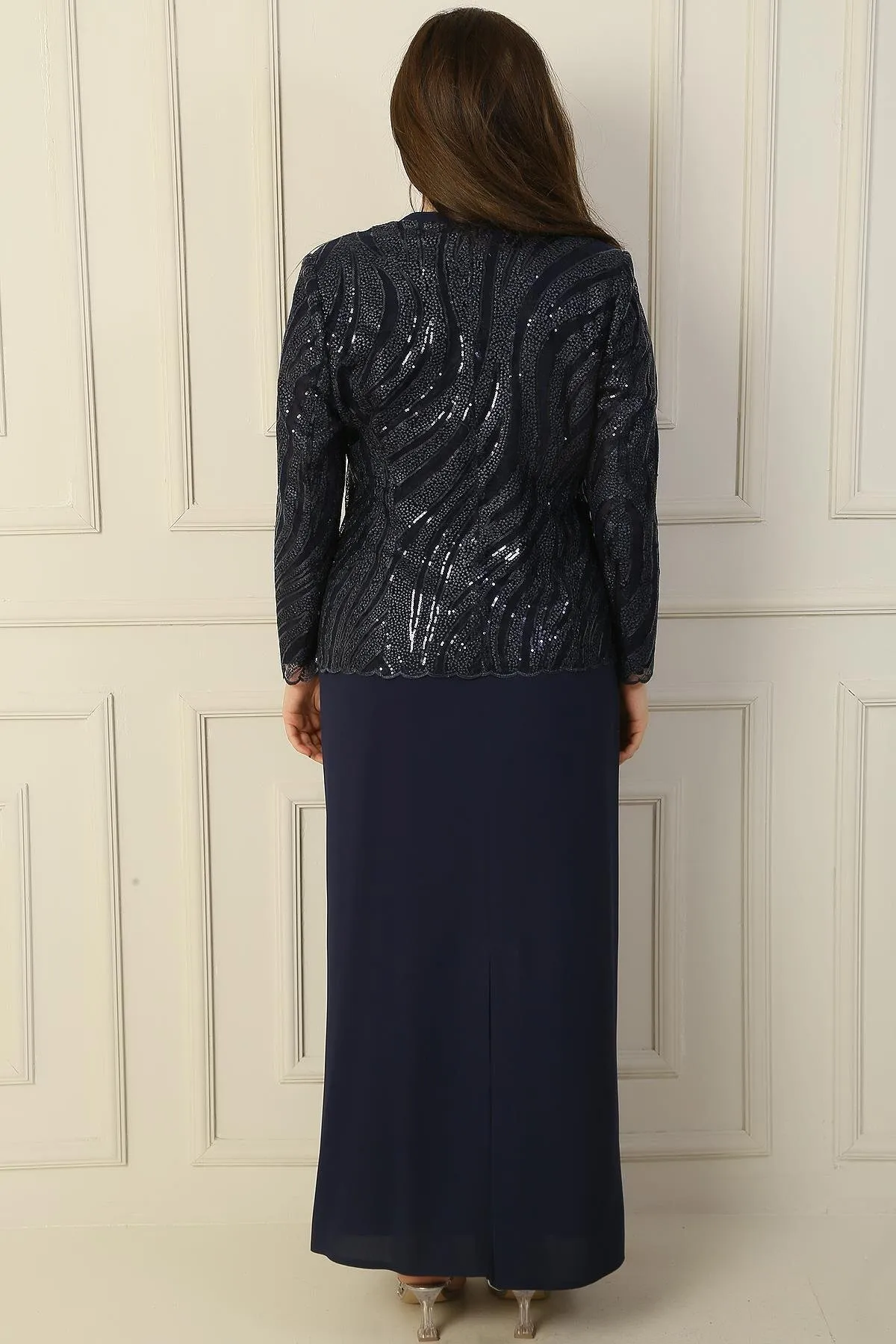 By Saygı  Langes Kleid mit Halbmondärmeln, mit Perlen und Pailletten bestickt, Jacke aus Tüll, gefüttert, 2-teiliges Set in Übergröße