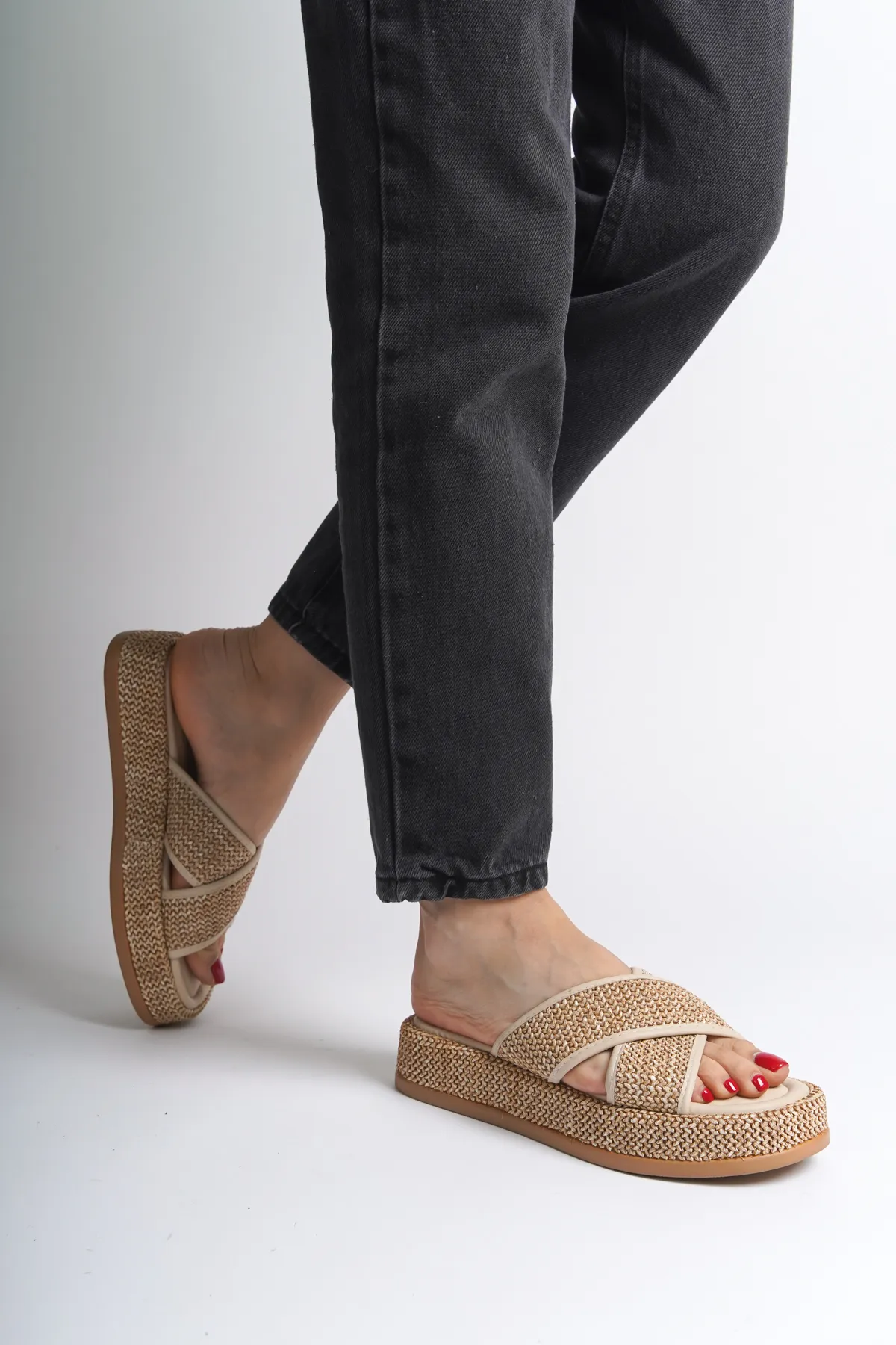 Capone Outfitters  Flache Damen-Sandalen aus Stroh mit Kreuzriemen und Absatz
