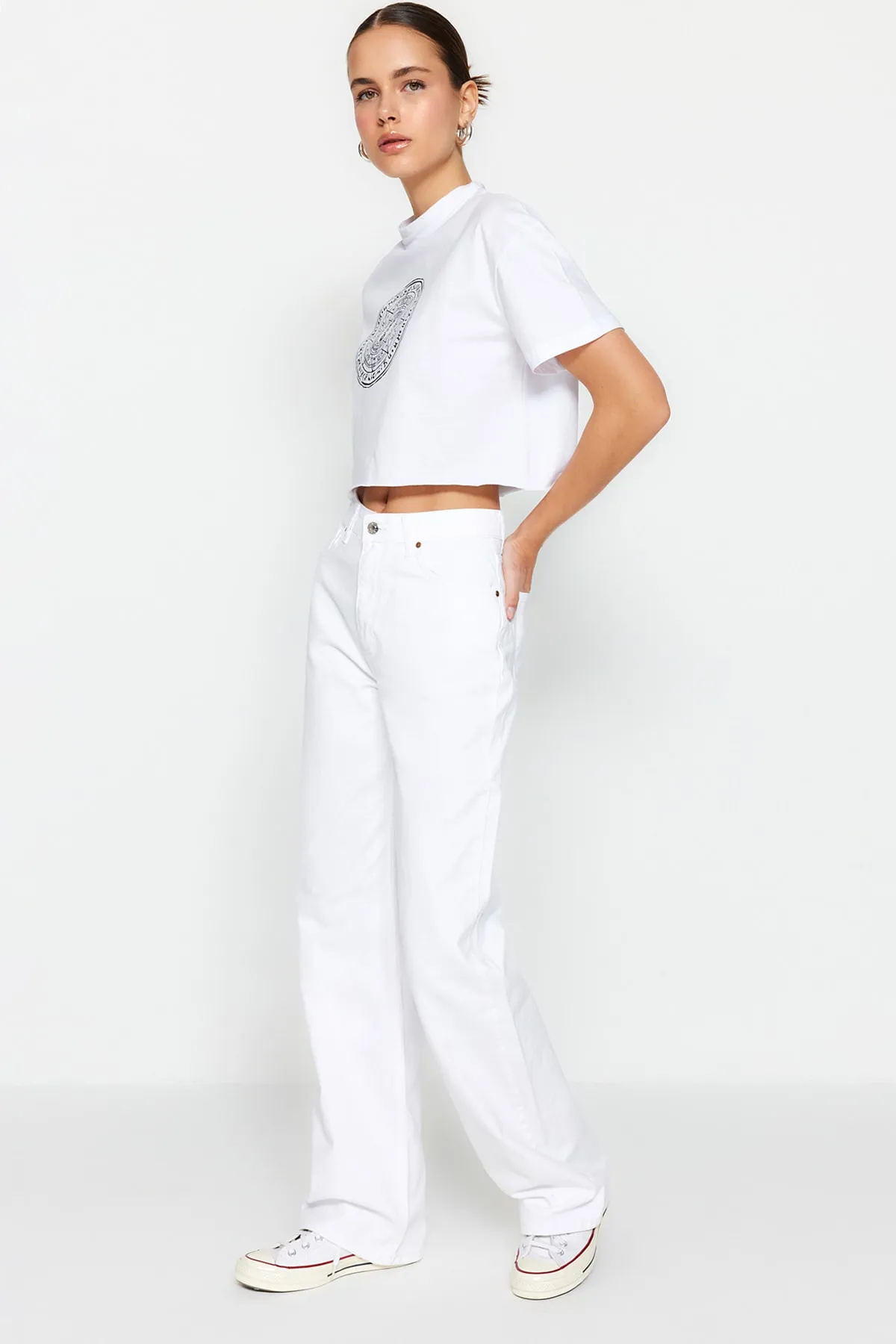 Trendyol Collection  Weiße Jeans mit hoher Taille und weitem Bein TWOSS23JE00233